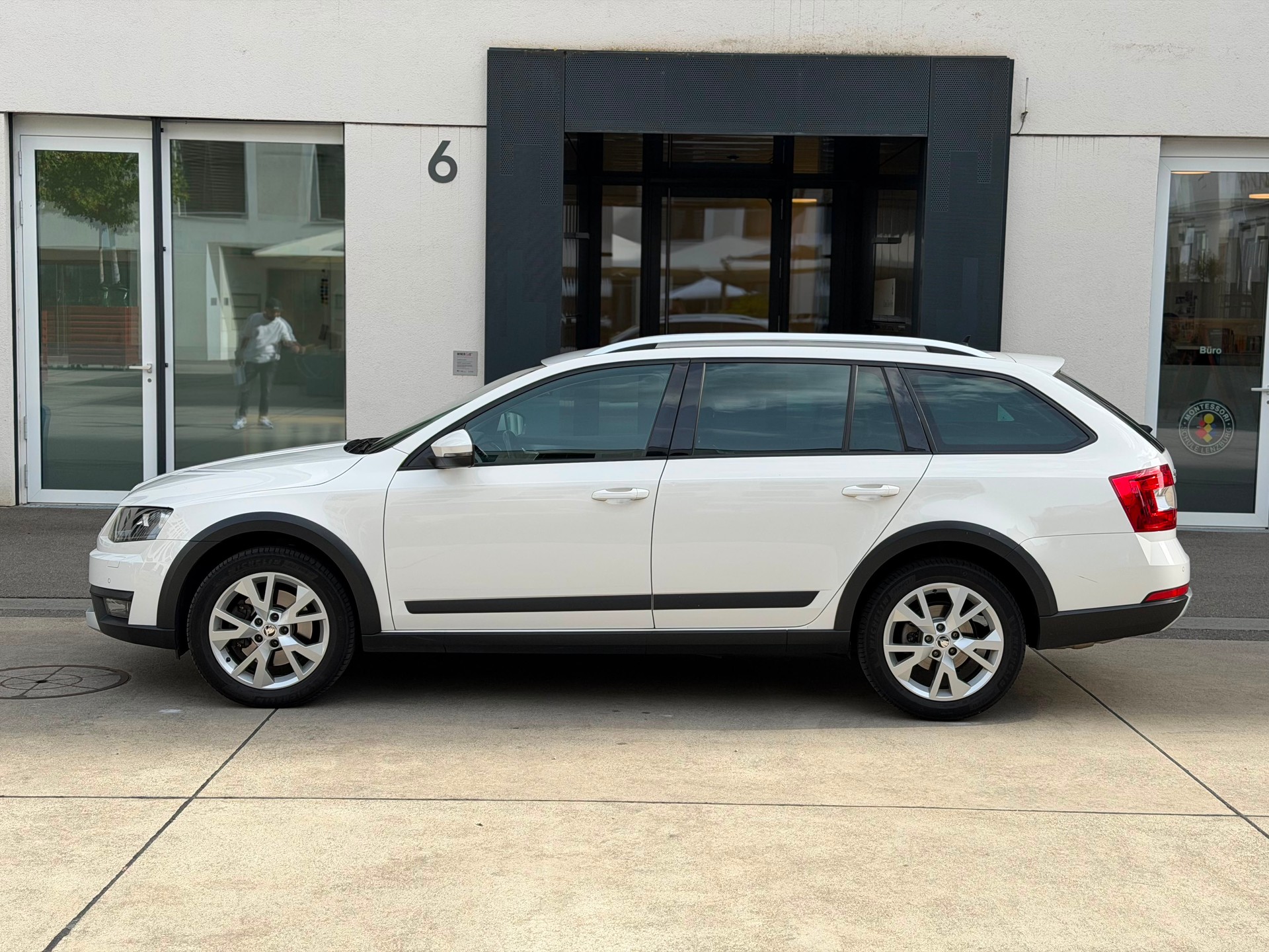 SKODA Octavia Combi 2.0 TDI Scout 4x4 DSG-image-4