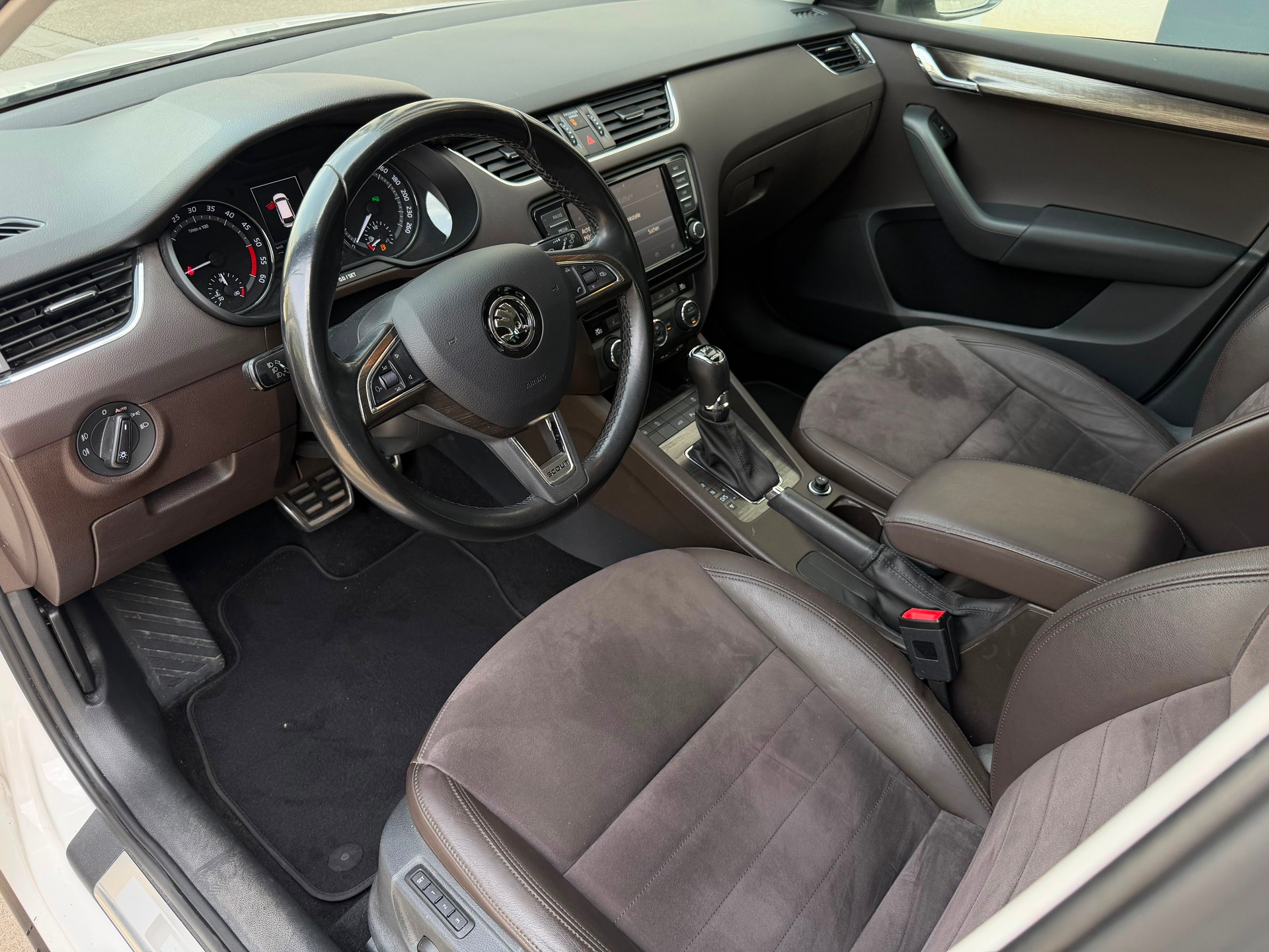 SKODA Octavia Combi 2.0 TDI Scout 4x4 DSG-image-8