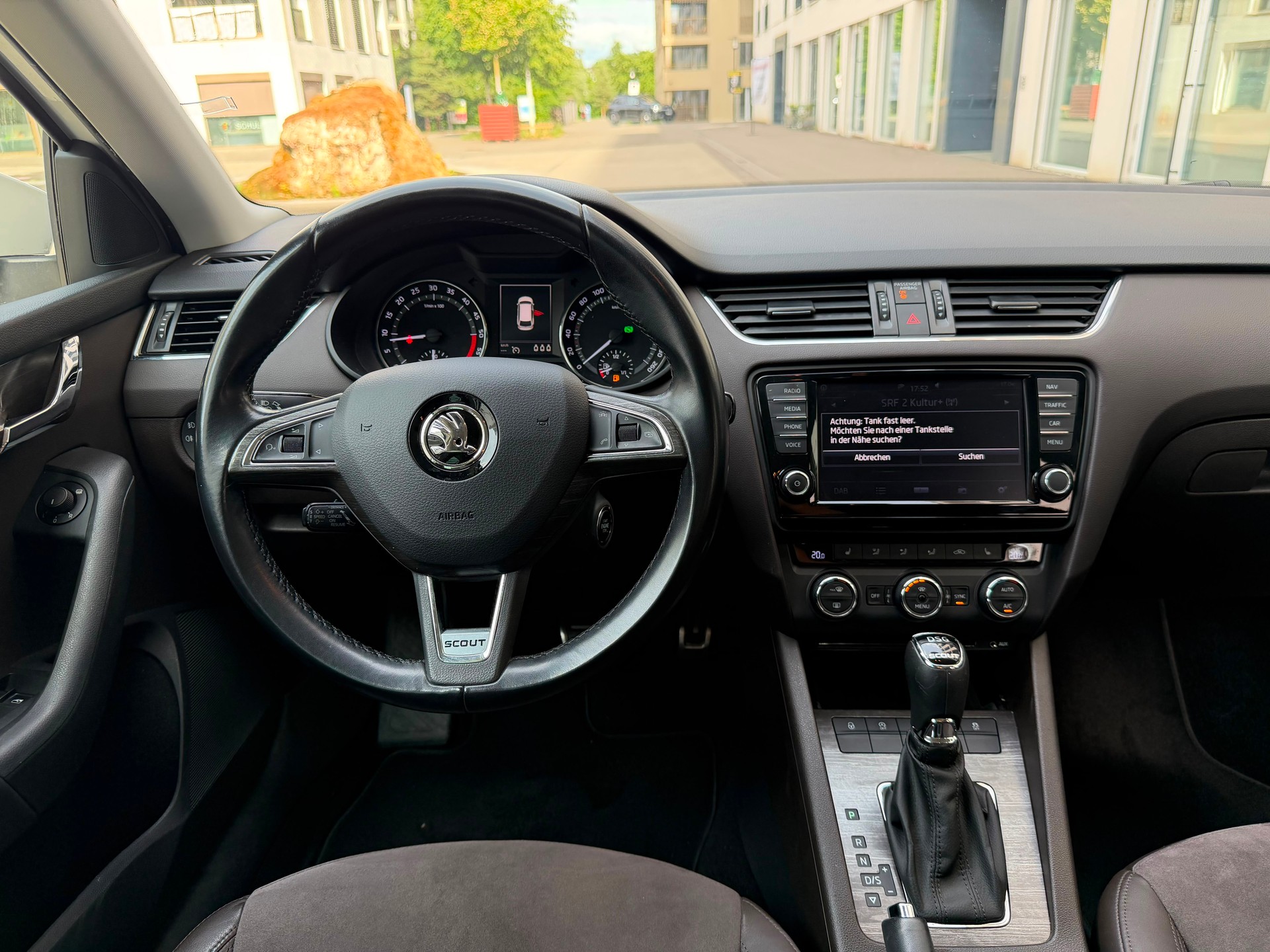 SKODA Octavia Combi 2.0 TDI Scout 4x4 DSG-image-15