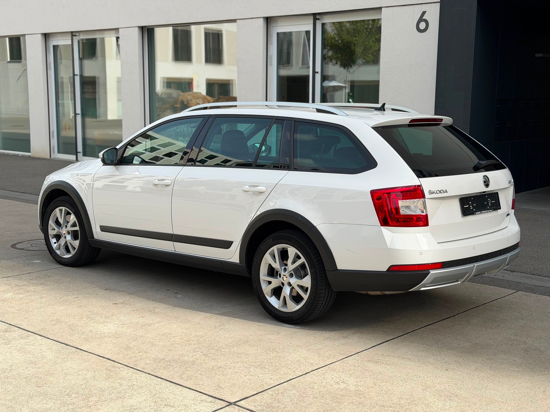 SKODA Octavia Combi 2.0 TDI Scout 4x4 DSG-image-5