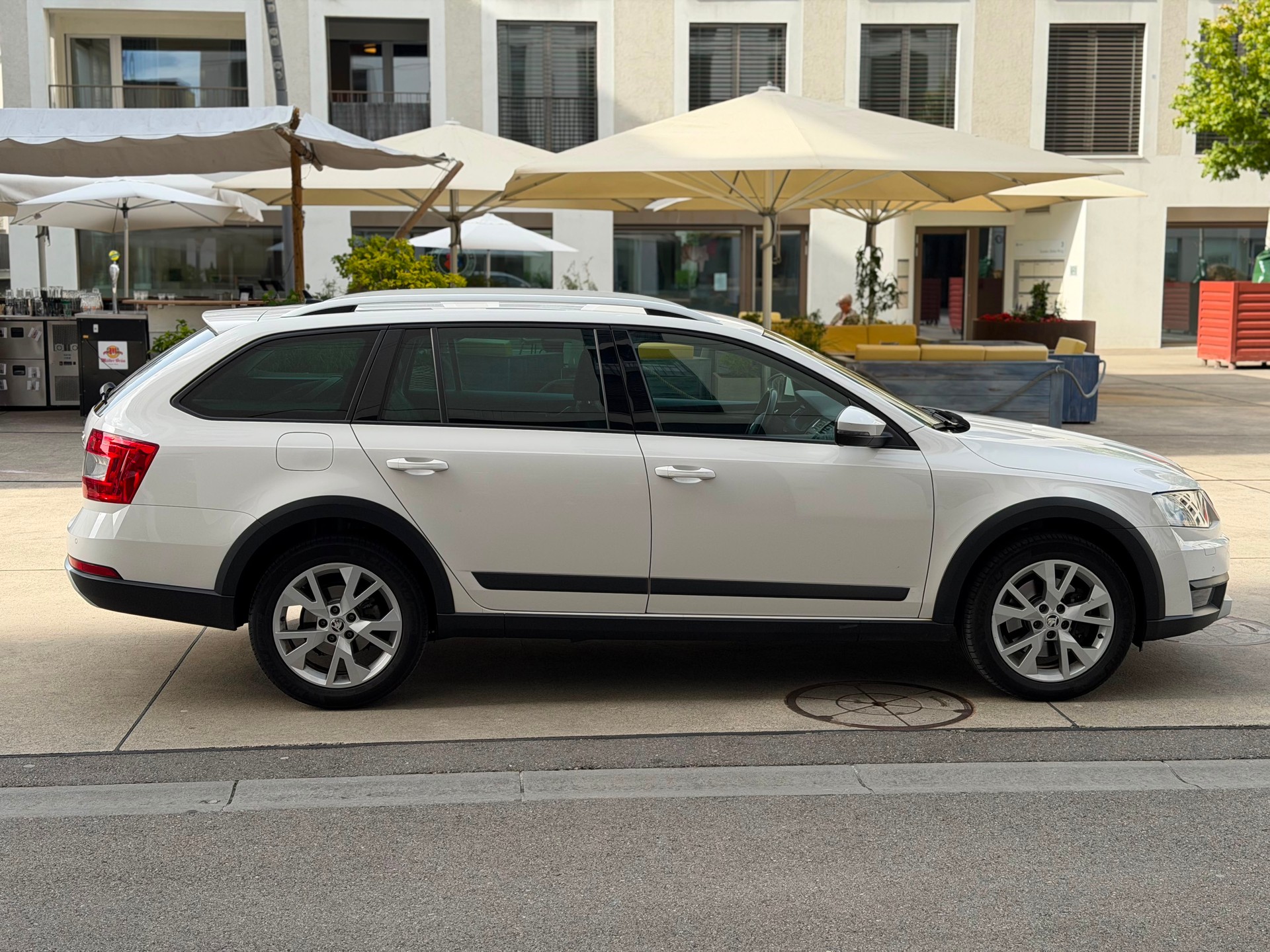 SKODA Octavia Combi 2.0 TDI Scout 4x4 DSG-image-3