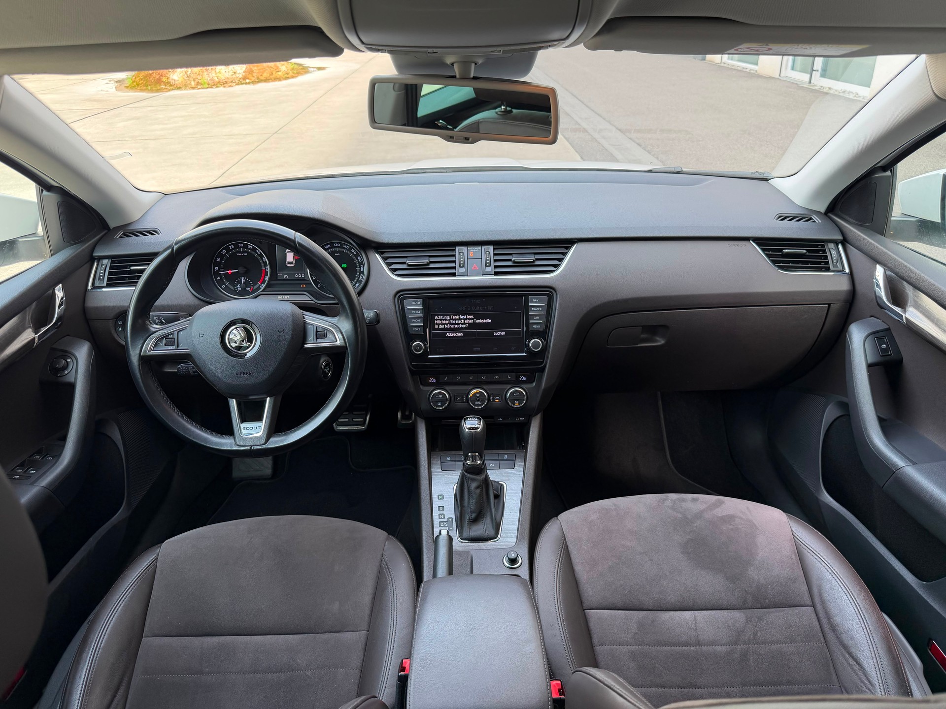 SKODA Octavia Combi 2.0 TDI Scout 4x4 DSG-image-12
