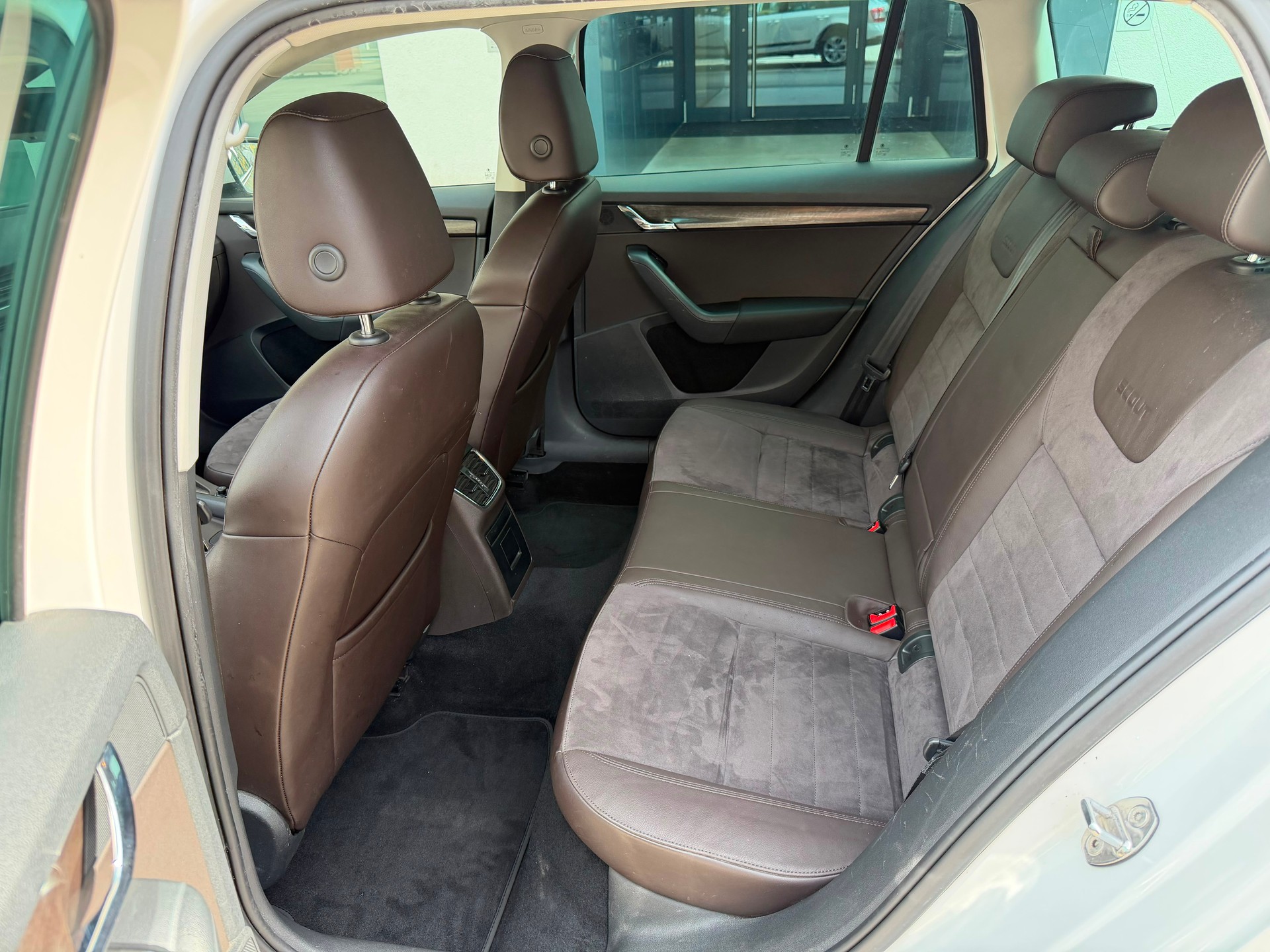 SKODA Octavia Combi 2.0 TDI Scout 4x4 DSG-image-14