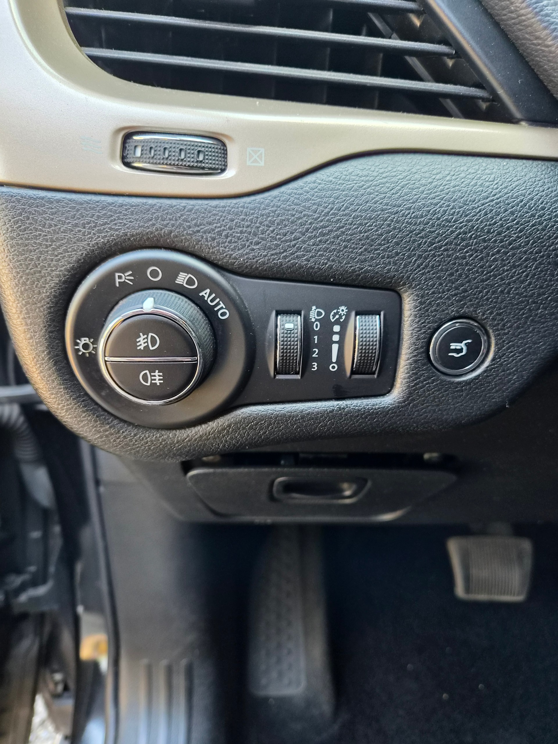 JEEP Cherokee 2.2TD Longitude AWD 9ATX-image-15