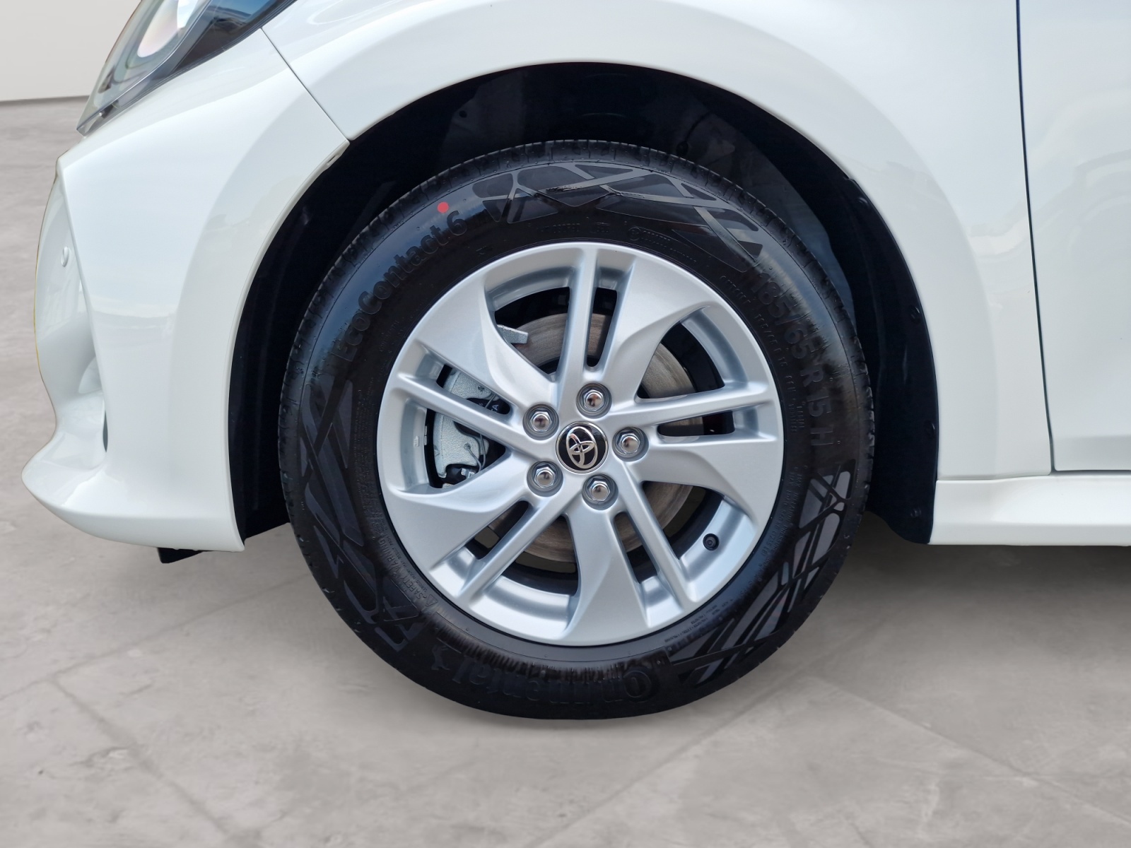 TOYOTA Yaris 1.5 Active Drive e-CVT-image-9