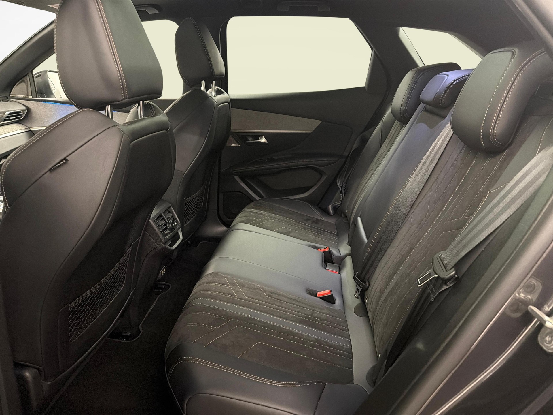 PEUGEOT 3008 1.2 PureTech GT Pack-image-10