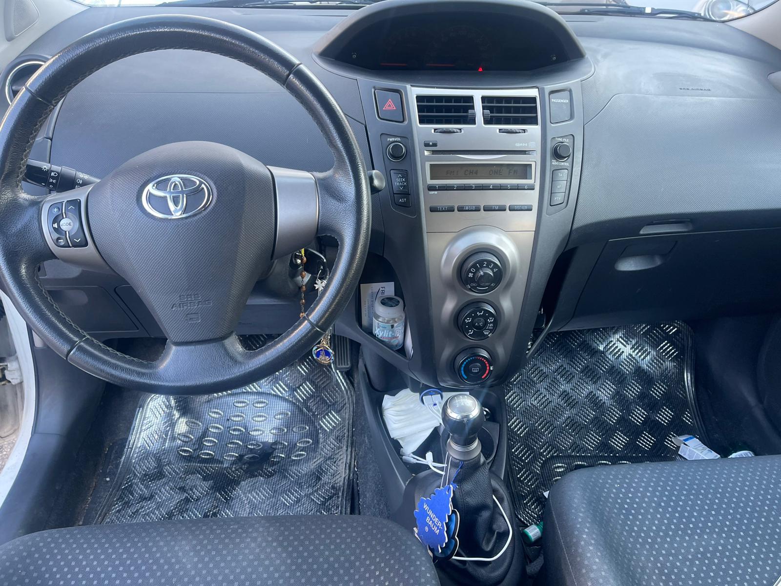 TOYOTA Yaris 1.0 Linea Terra-image-3