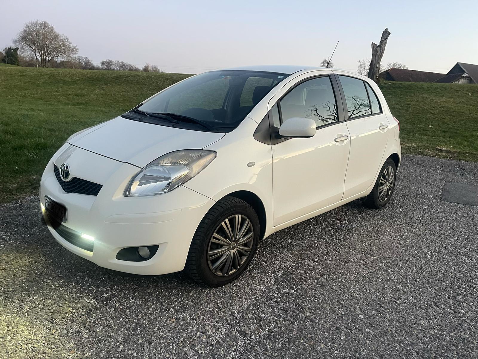 TOYOTA Yaris 1.0 Linea Terra-image-0