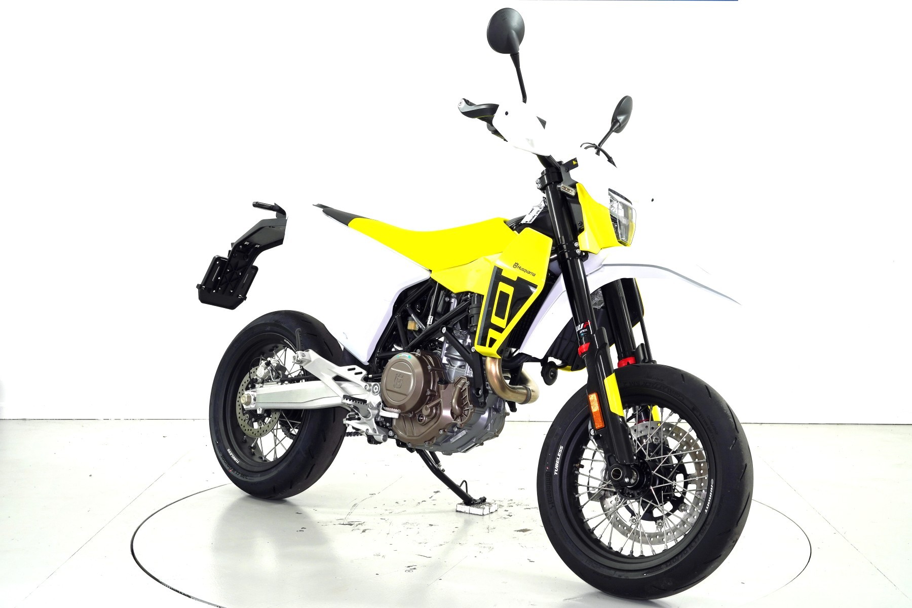HUSQVARNA 701 Supermoto-showroom-element-1