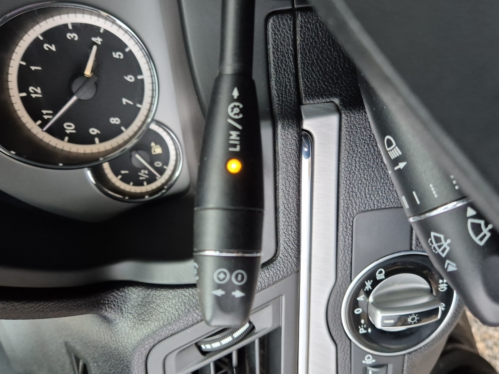 MERCEDES-BENZ E 250 CGI BlueEfficiency Automatic-image-15