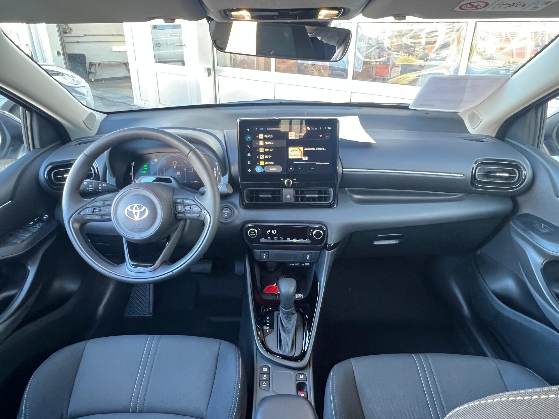 TOYOTA Yaris 1.5 VVT-i HSD Trend-image-12