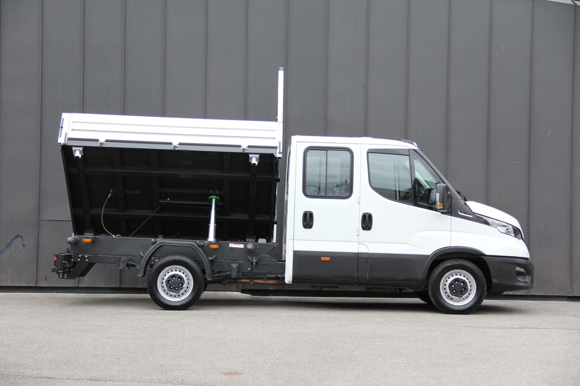 IVECO 35 C 16 A8 D *AUTOMAT* *KIPPER-3-SEITEN* *RÜCKFAHRKAMERA* *7-SITZE* *KLIMA* *ANHÄNGERKUPPLUNG* *910Kg-NUTZLAST*-image-1