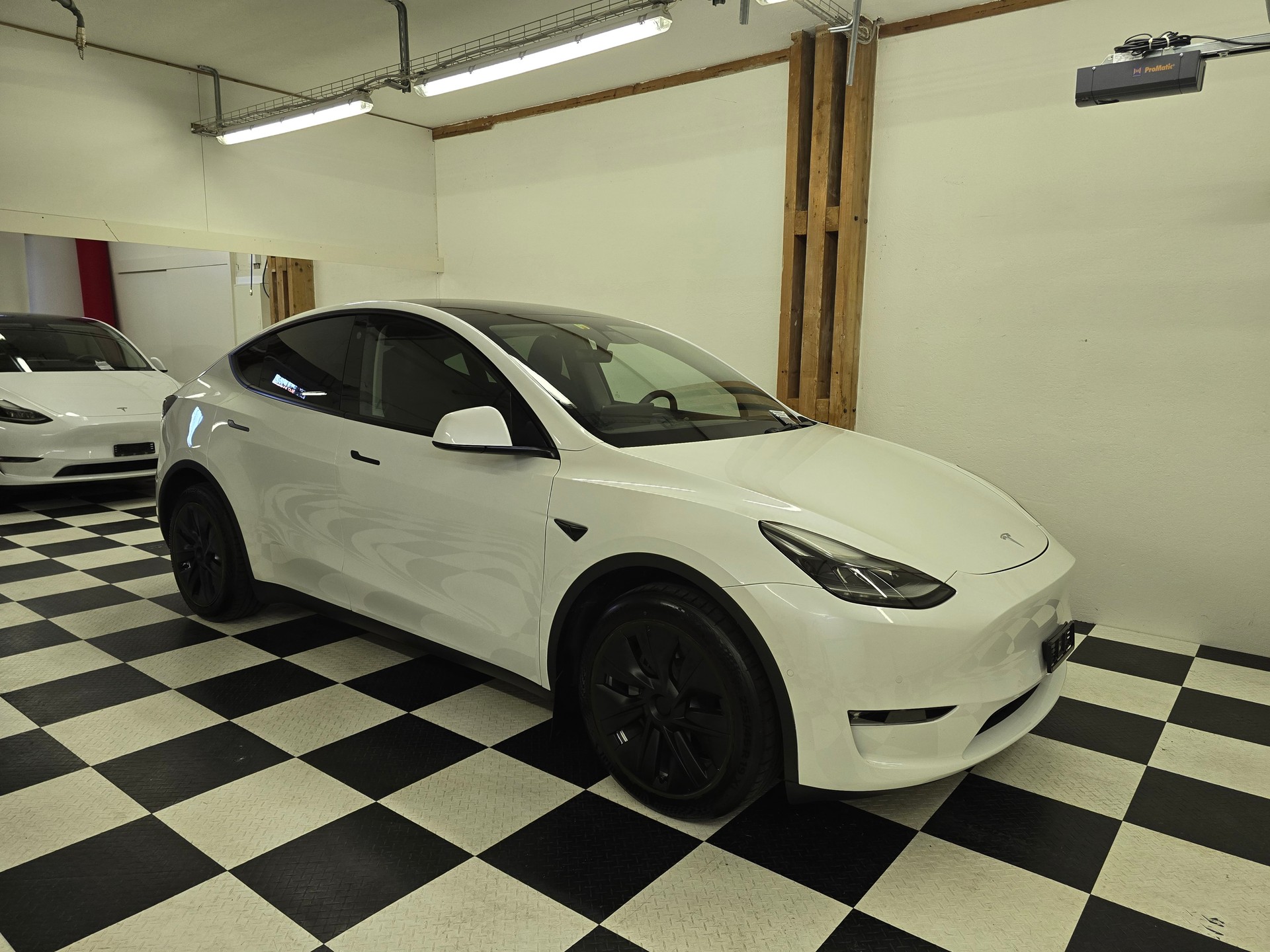 TESLA Model Y Long Range-image-1