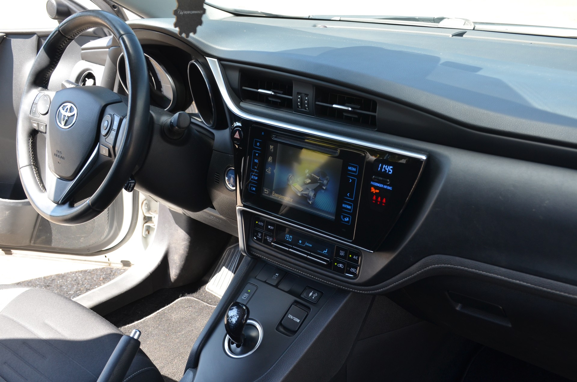 TOYOTA Auris Touring Sports 1.8 HSD Luna e-CVT-image-17