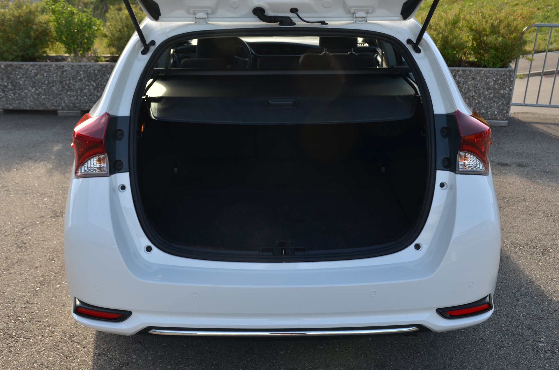TOYOTA Auris Touring Sports 1.8 HSD Luna e-CVT-image-14
