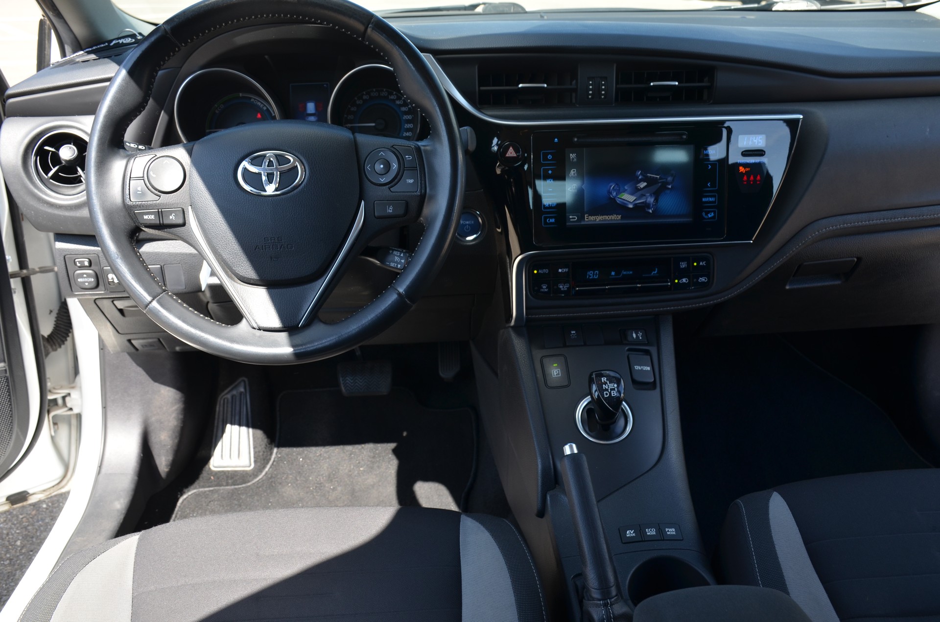 TOYOTA Auris Touring Sports 1.8 HSD Luna e-CVT-image-18