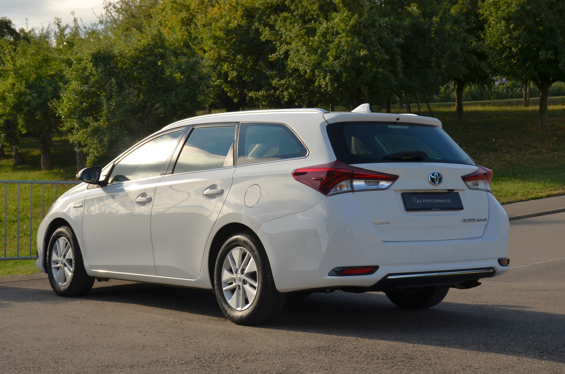 TOYOTA Auris Touring Sports 1.8 HSD Luna e-CVT-image-3