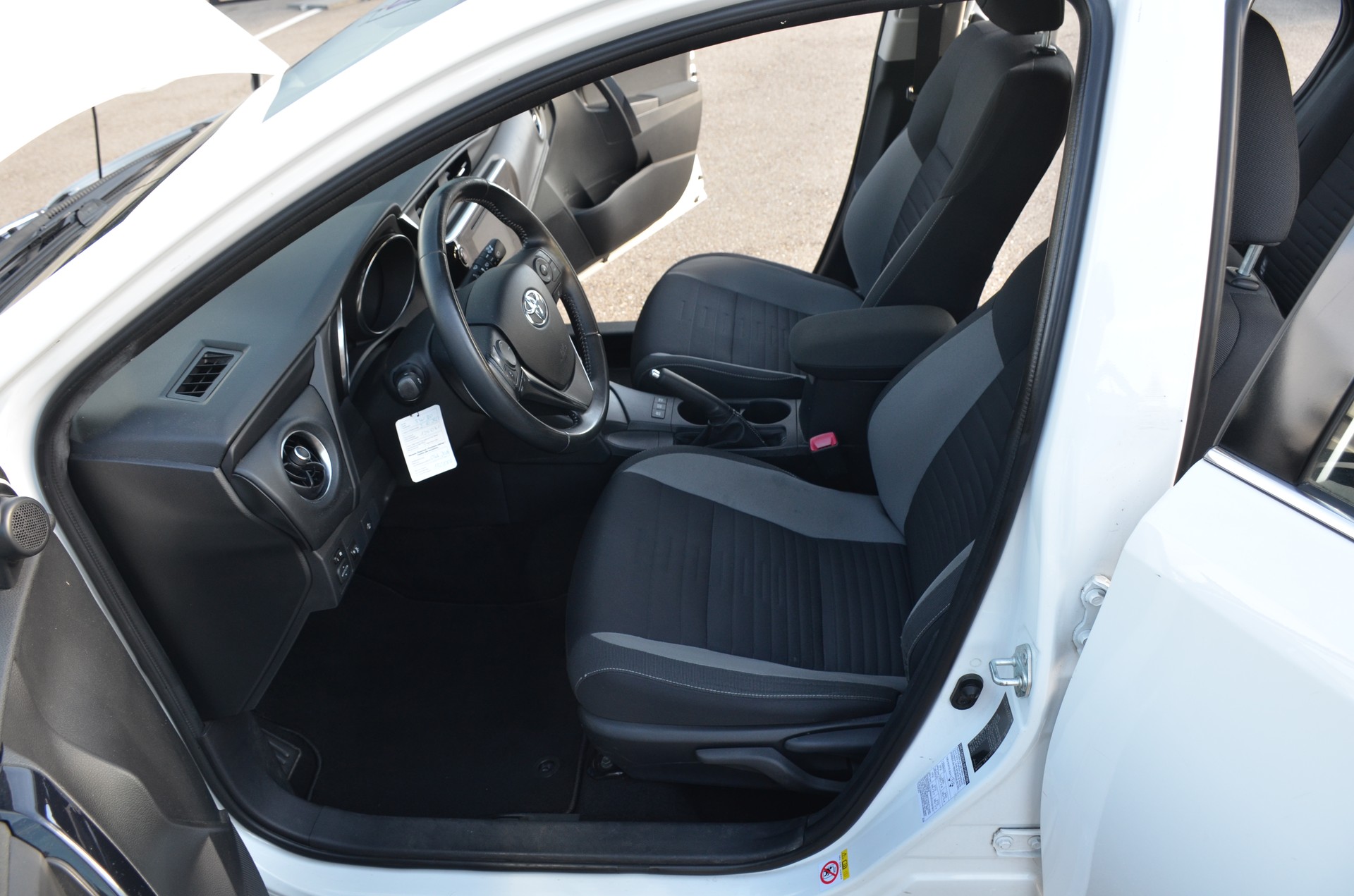 TOYOTA Auris Touring Sports 1.8 HSD Luna e-CVT-image-16