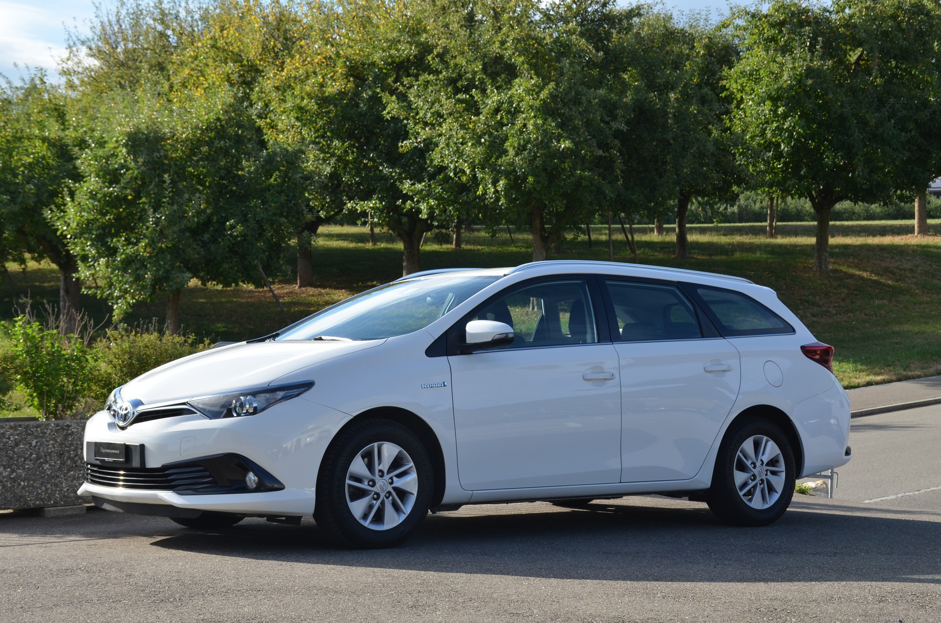 TOYOTA Auris Touring Sports 1.8 HSD Luna e-CVT-image-4