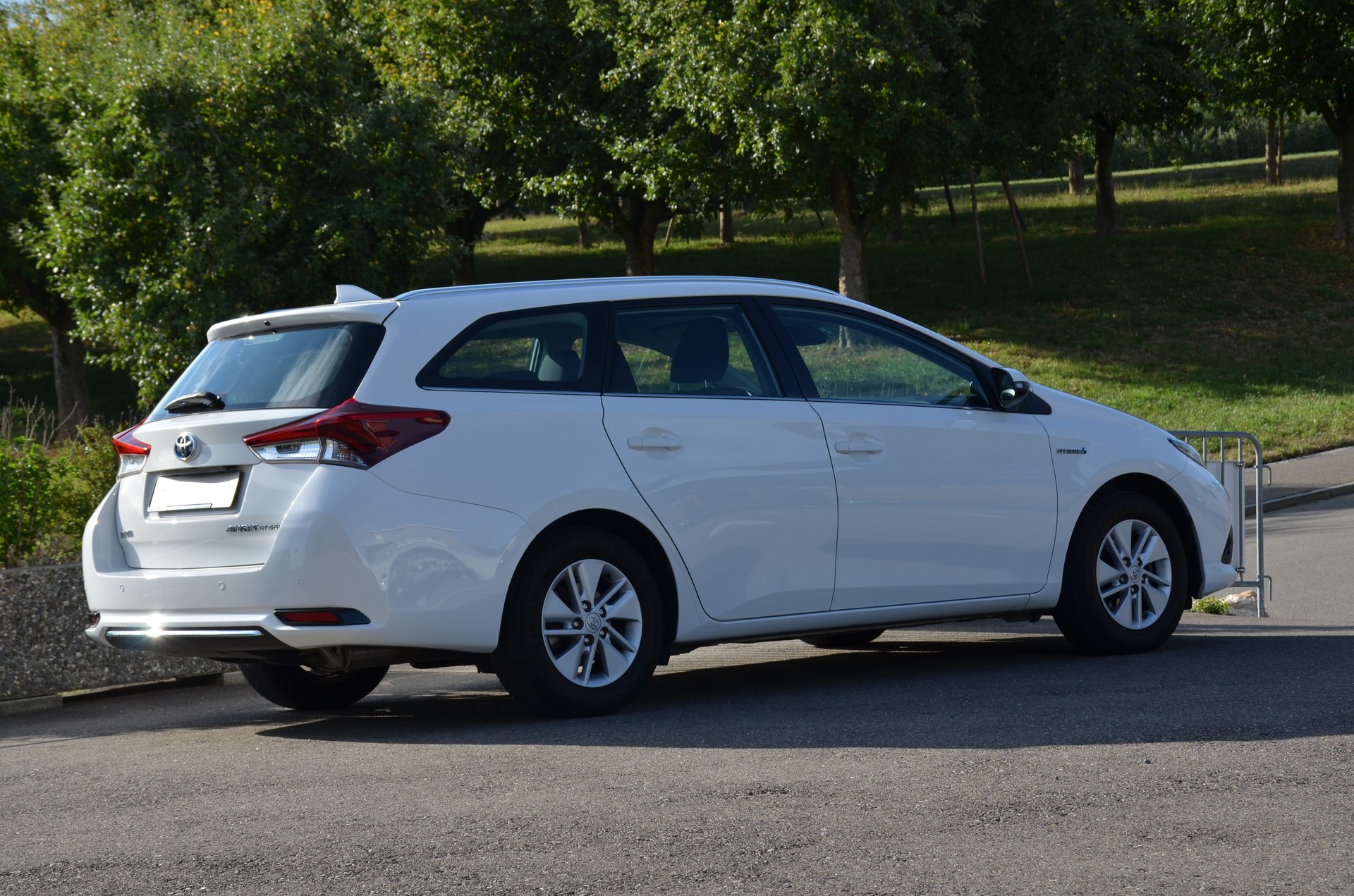 TOYOTA Auris Touring Sports 1.8 HSD Luna e-CVT-image-5