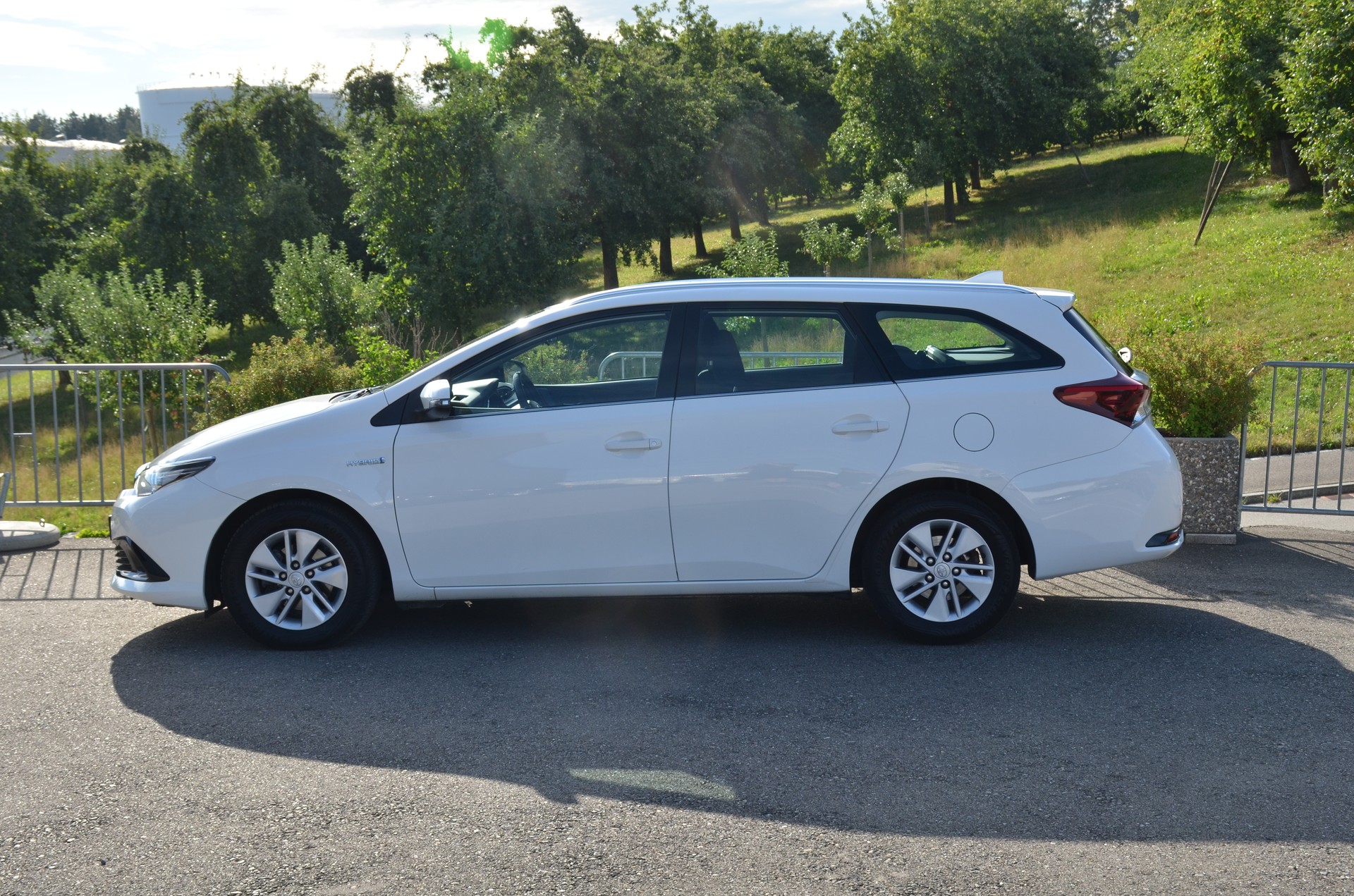 TOYOTA Auris Touring Sports 1.8 HSD Luna e-CVT-image-9