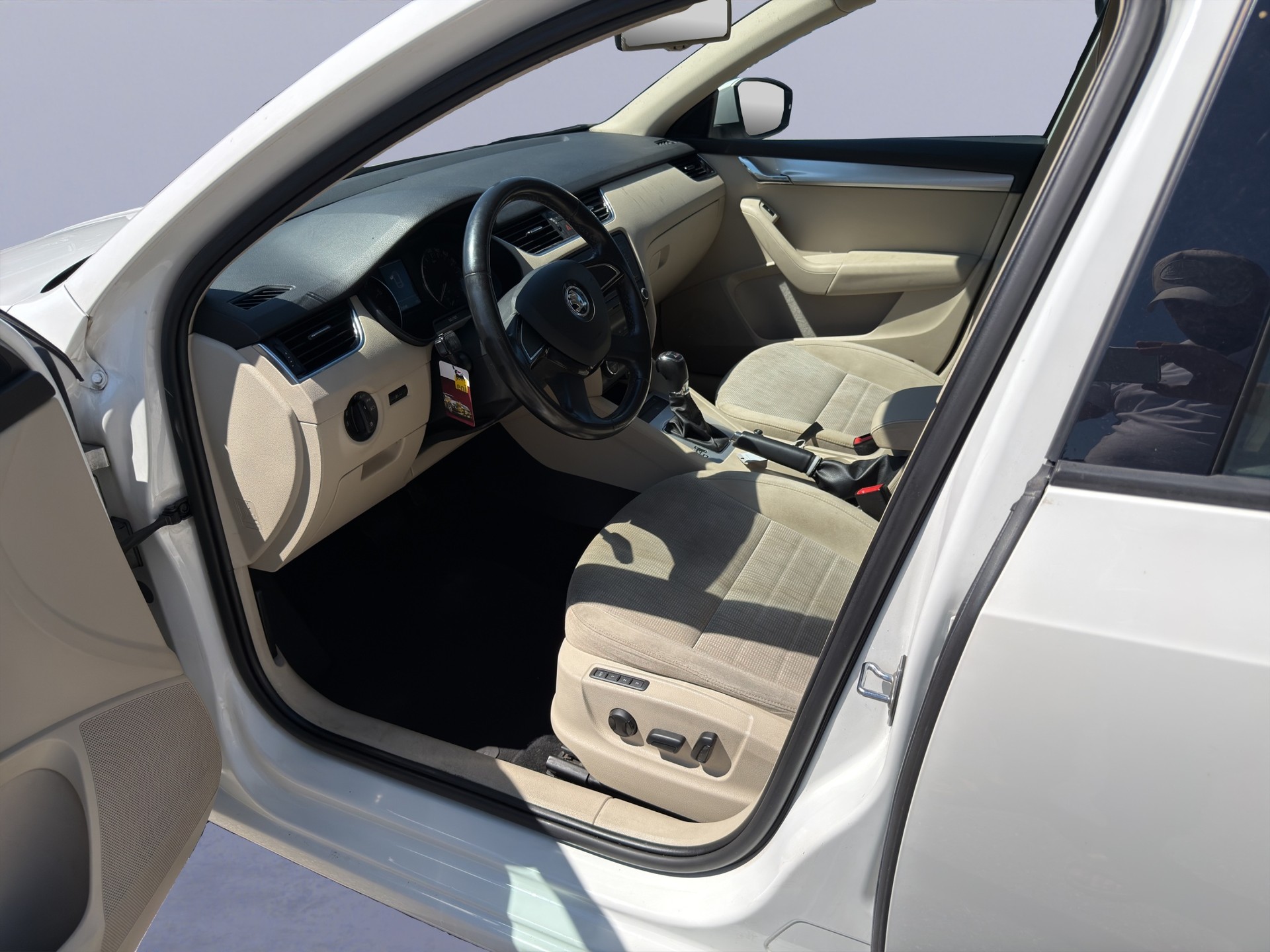 SKODA Octavia Combi 1.8 TSI Elegance 4x4 DSG-image-14