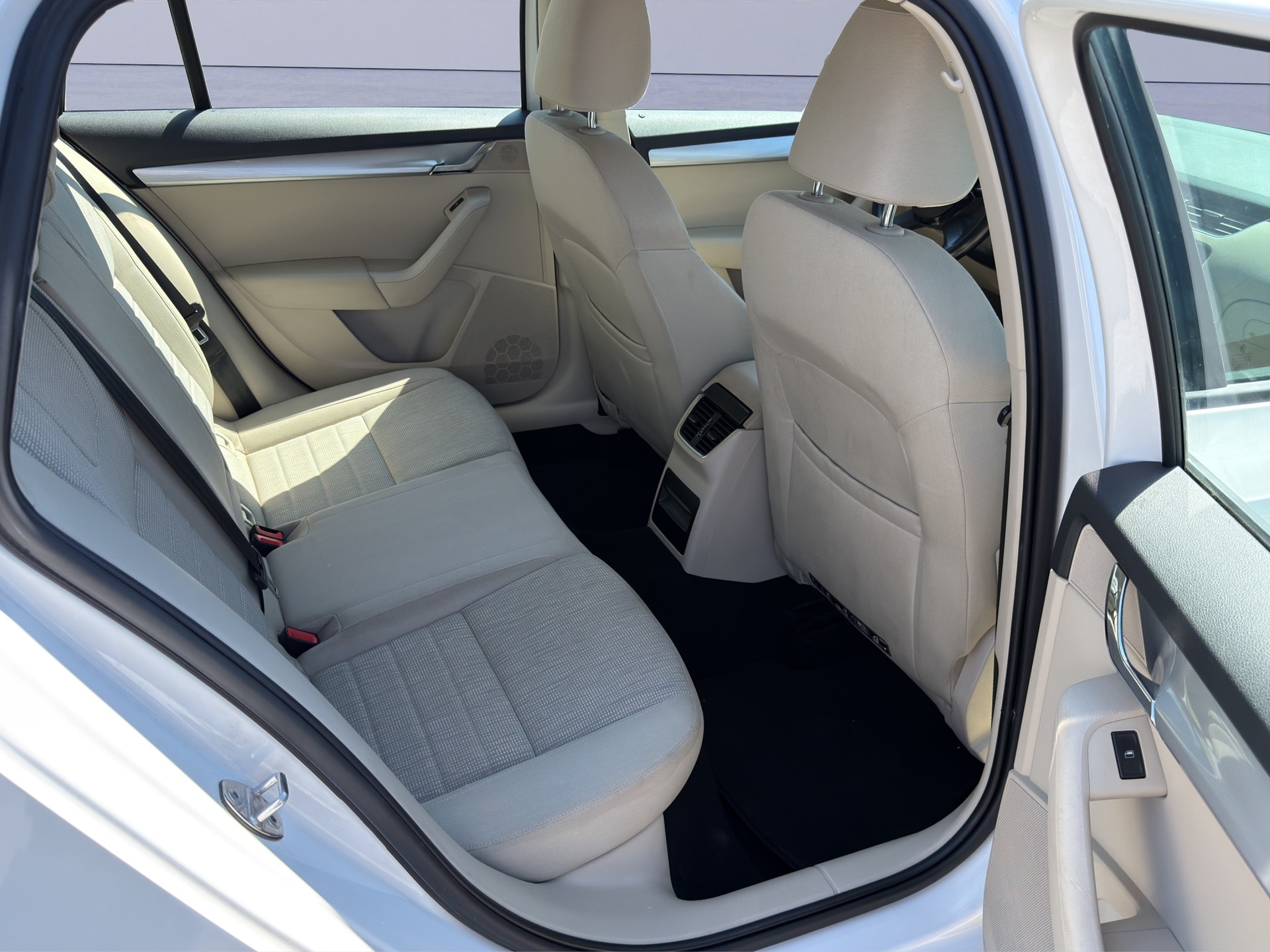 SKODA Octavia Combi 1.8 TSI Elegance 4x4 DSG-image-11