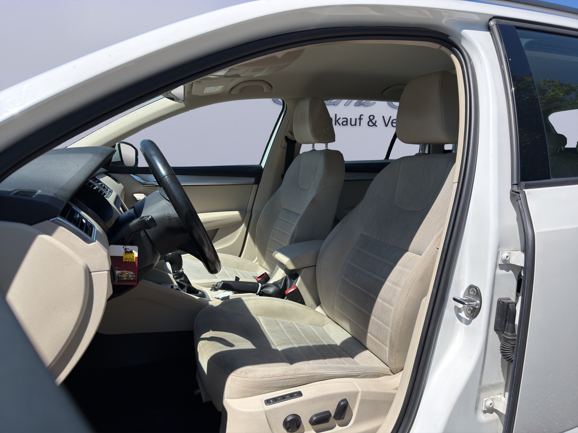 SKODA Octavia Combi 1.8 TSI Elegance 4x4 DSG-image-13