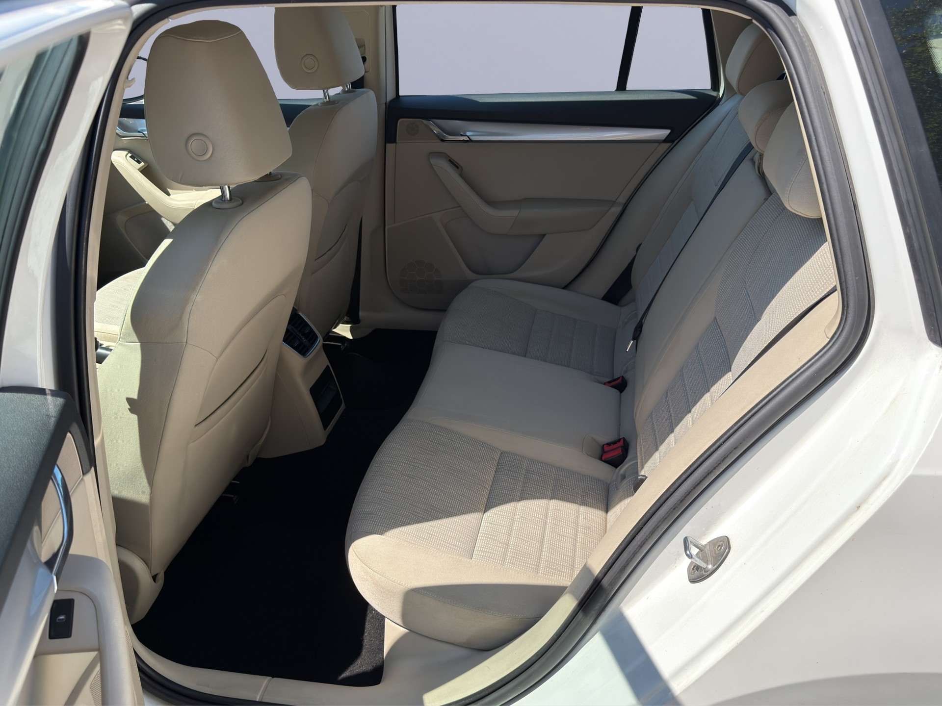 SKODA Octavia Combi 1.8 TSI Elegance 4x4 DSG-image-12