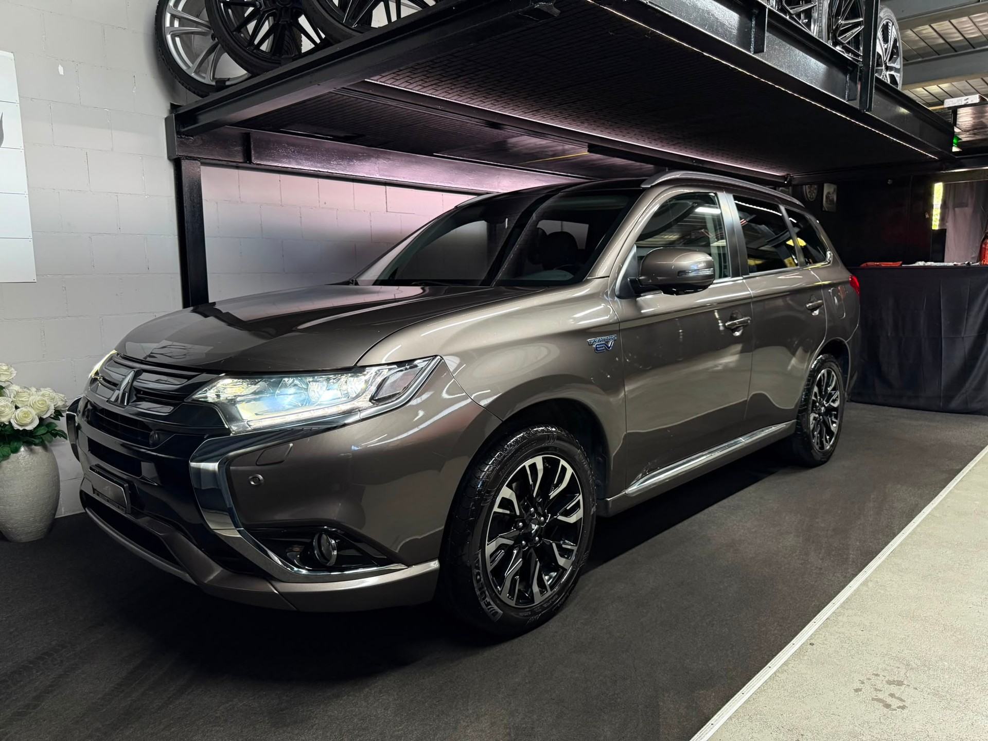 MITSUBISHI Outlander 2.0 PHEV Diamond 4WD Automatic-image-3