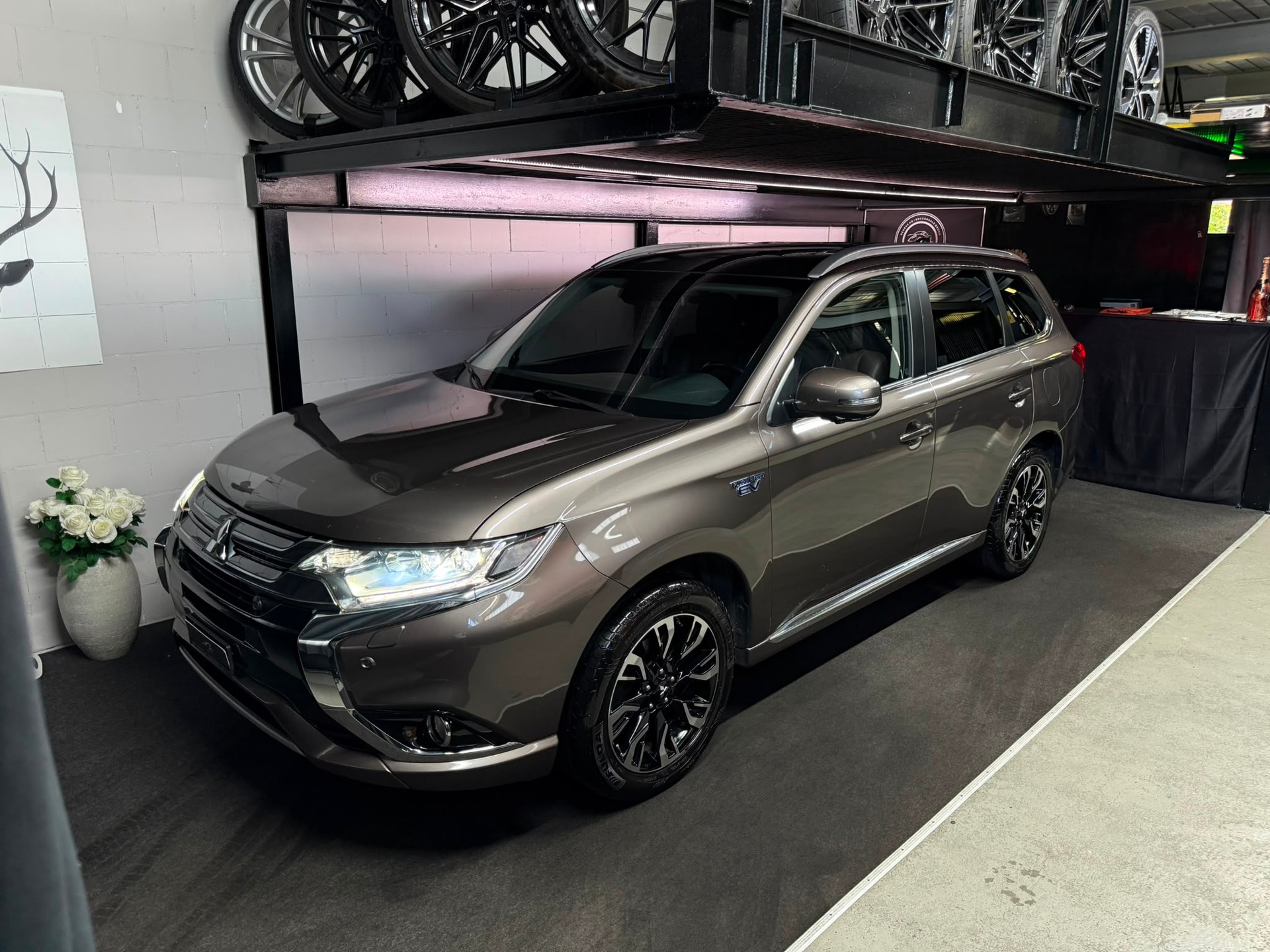 MITSUBISHI Outlander 2.0 PHEV Diamond 4WD Automatic-image-0