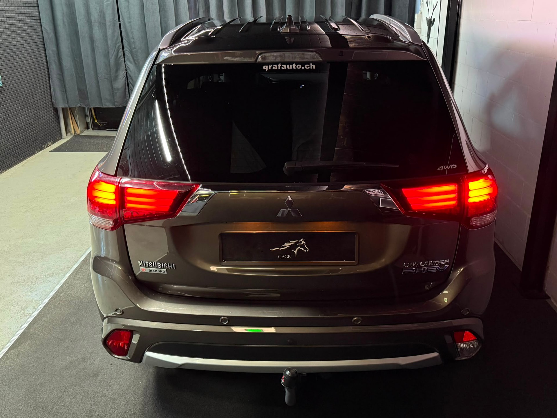 MITSUBISHI Outlander 2.0 PHEV Diamond 4WD Automatic-image-8