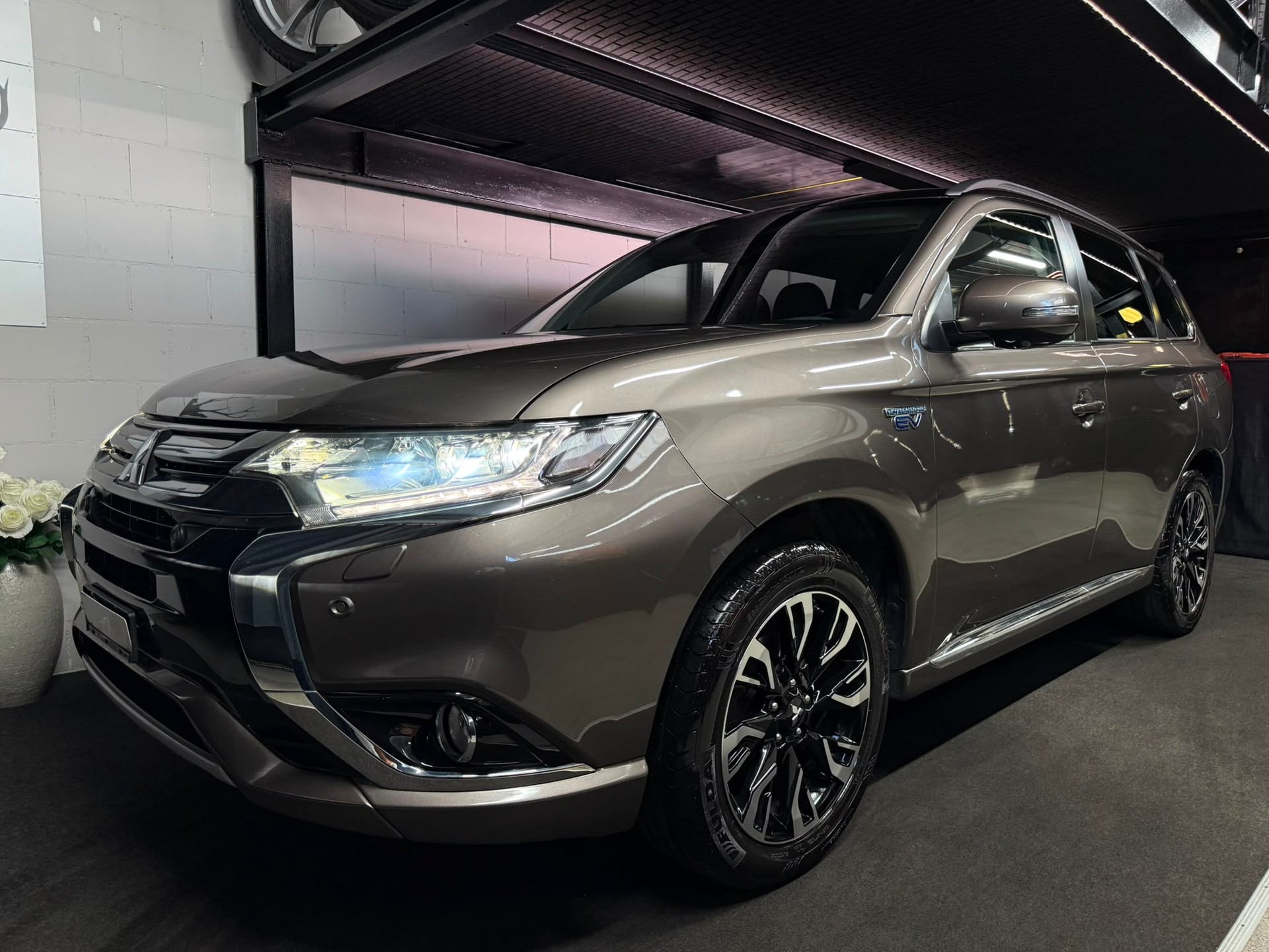 MITSUBISHI Outlander 2.0 PHEV Diamond 4WD Automatic-image-1