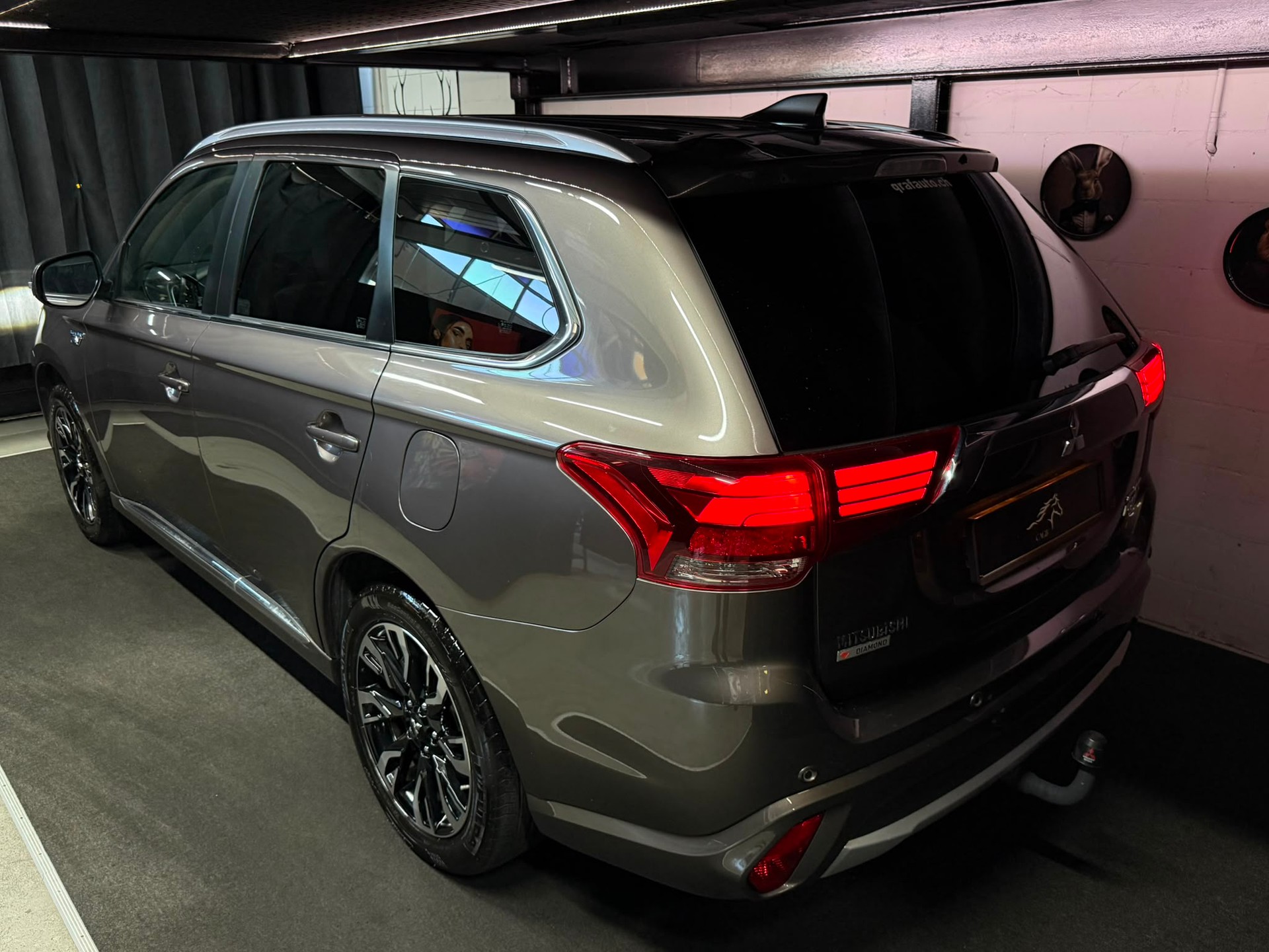MITSUBISHI Outlander 2.0 PHEV Diamond 4WD Automatic-image-2