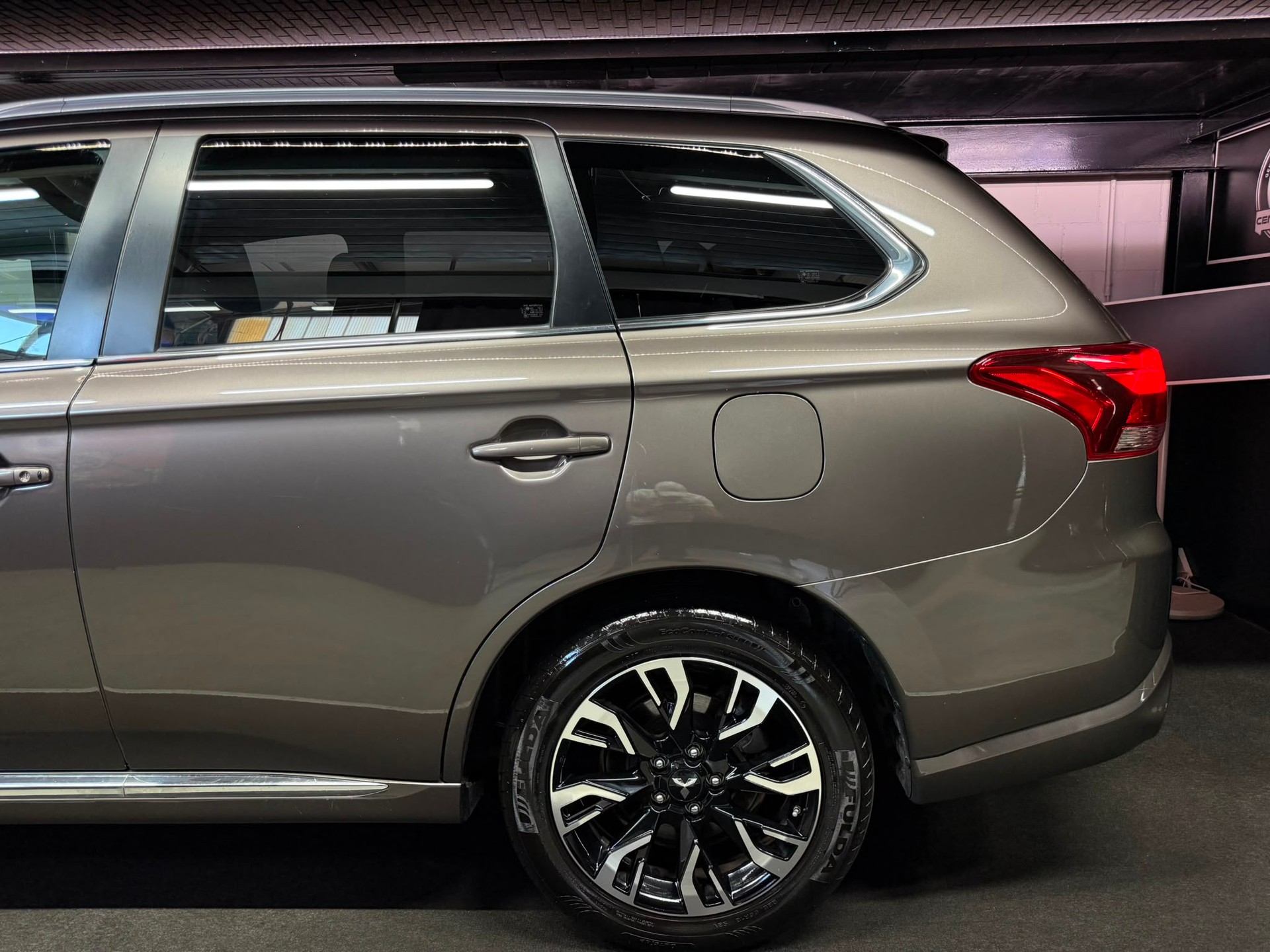 MITSUBISHI Outlander 2.0 PHEV Diamond 4WD Automatic-image-4