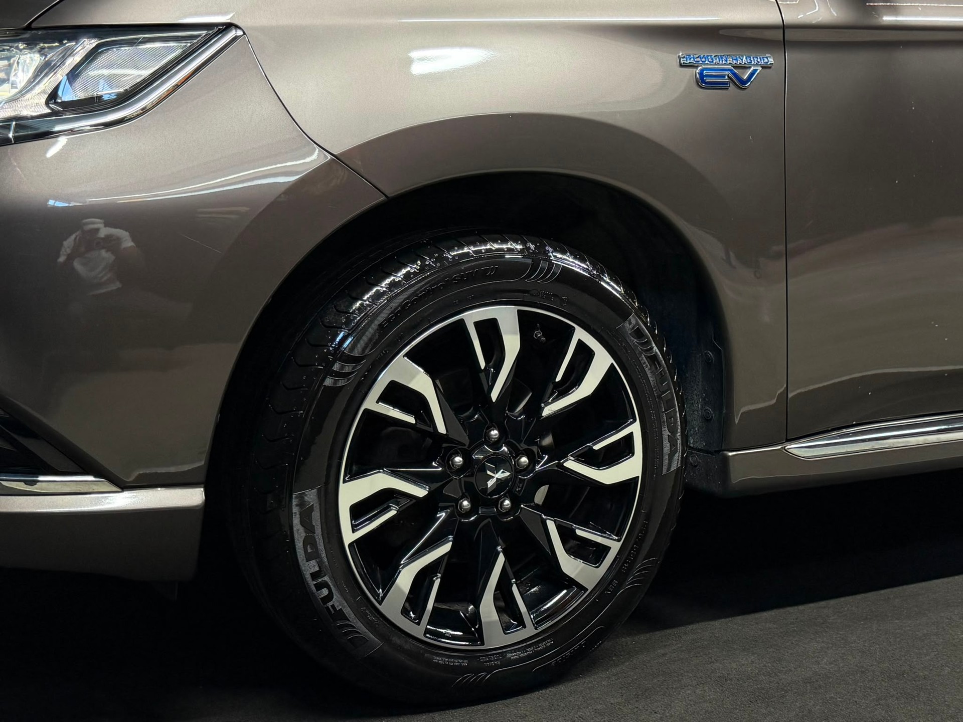 MITSUBISHI Outlander 2.0 PHEV Diamond 4WD Automatic-image-24