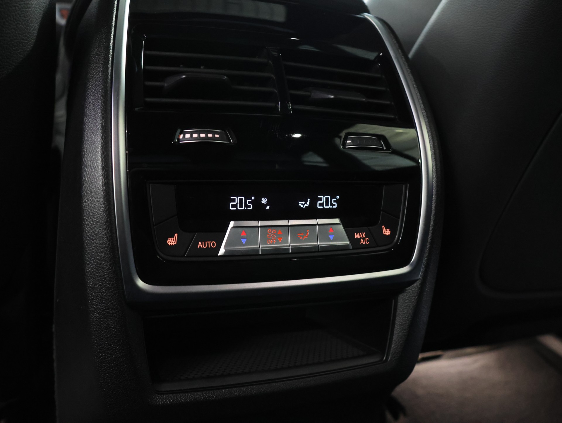 BMW X5 xDrive M50i Steptronic *BLACK-SAPPHIRE LACKIERUNG*-image-39