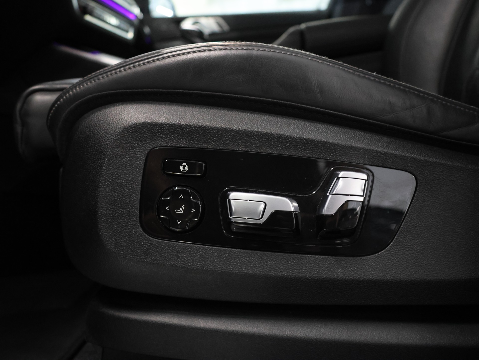 BMW X5 xDrive M50i Steptronic *BLACK-SAPPHIRE LACKIERUNG*-image-16