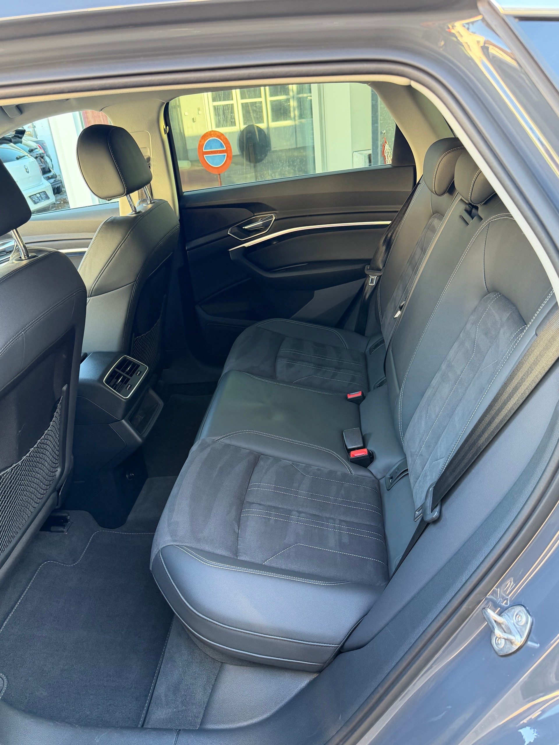 AUDI Q8 50 e-tron advanced quattro-image-12