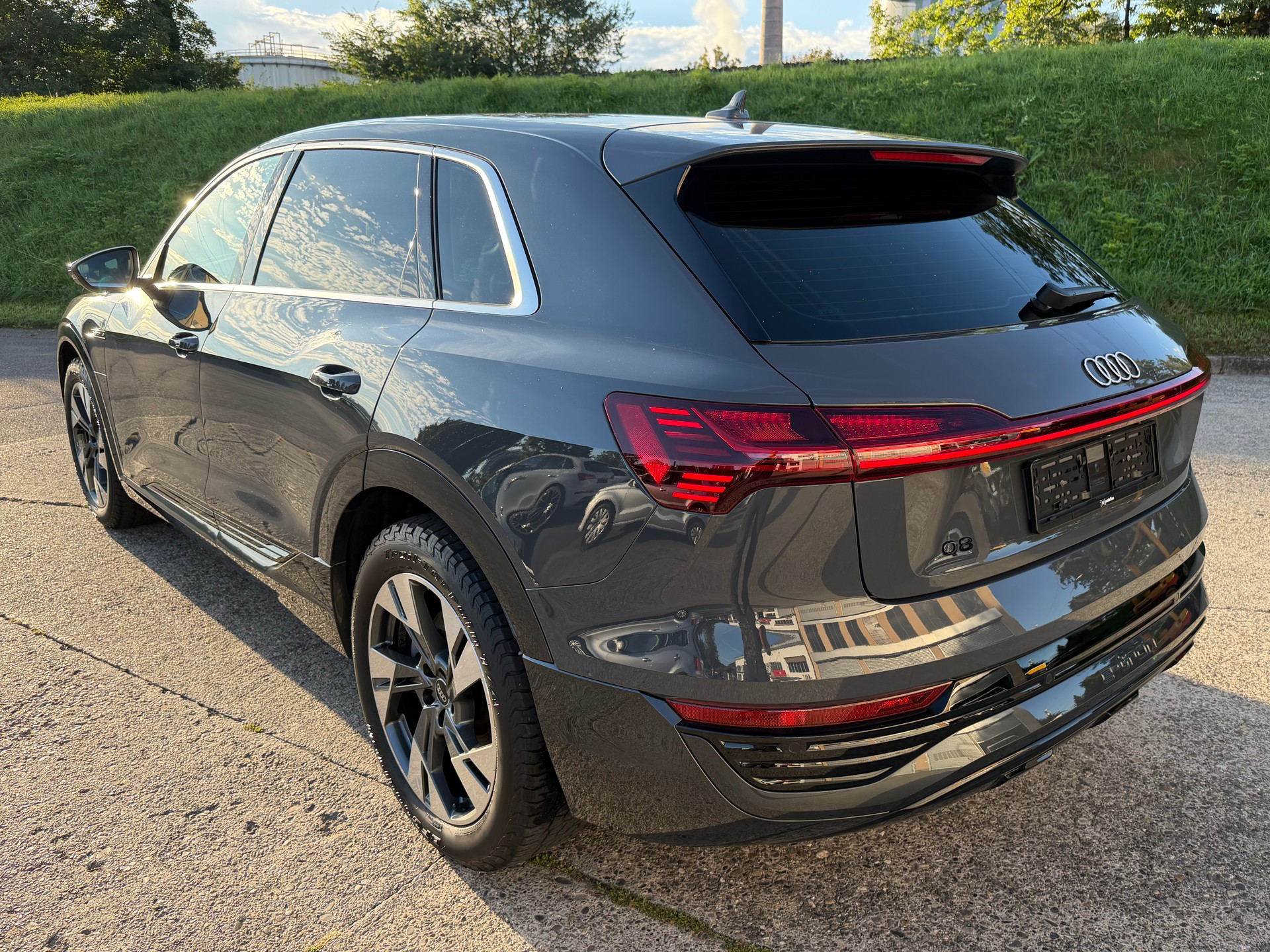 AUDI Q8 50 e-tron advanced quattro-image-2