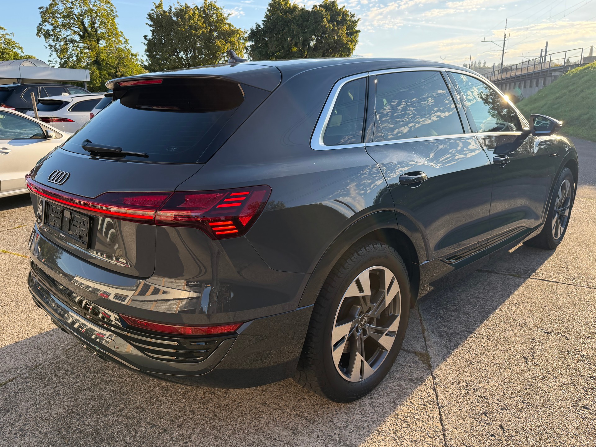 AUDI Q8 50 e-tron advanced quattro-image-4