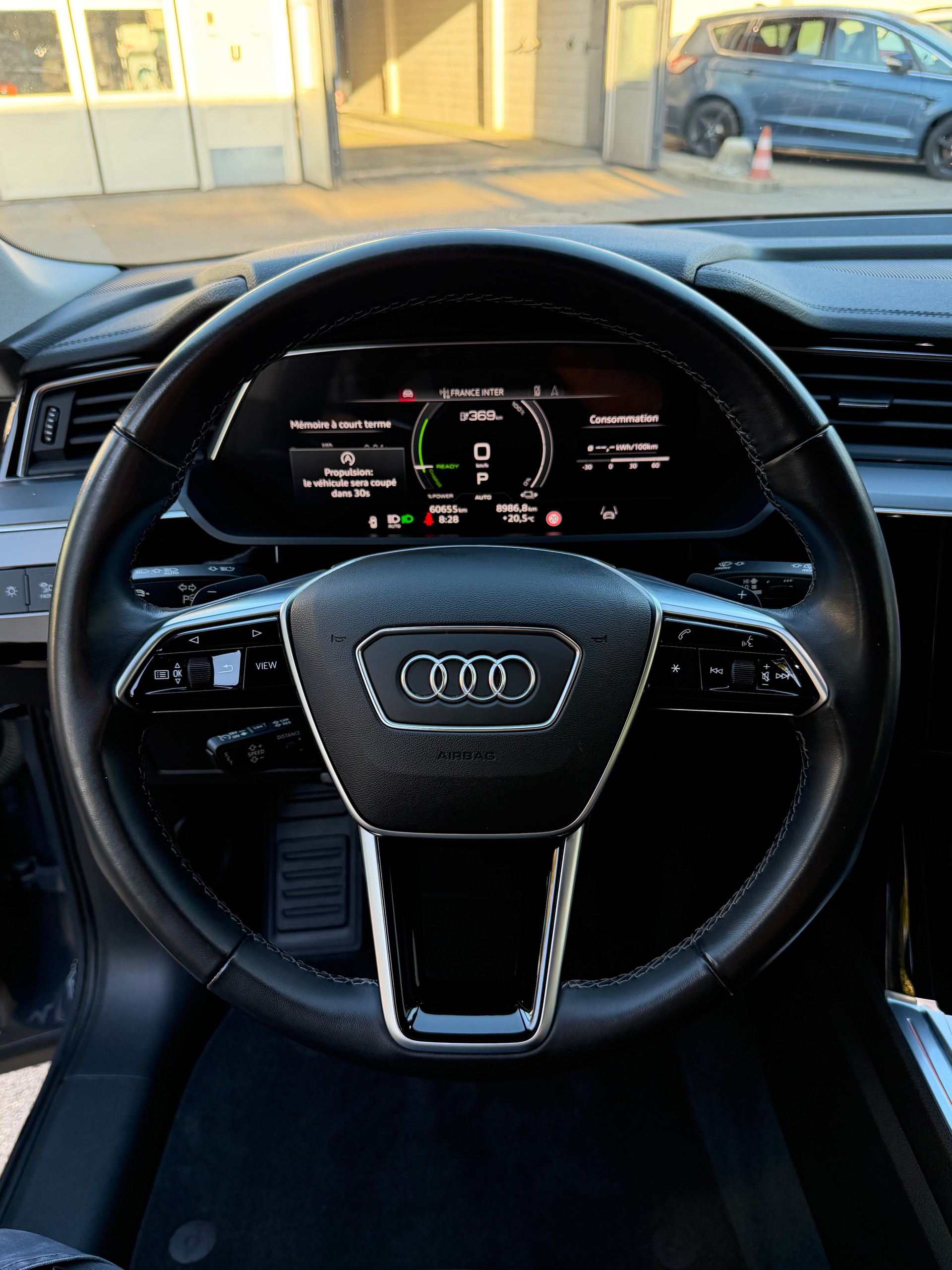 AUDI Q8 50 e-tron advanced quattro-image-9