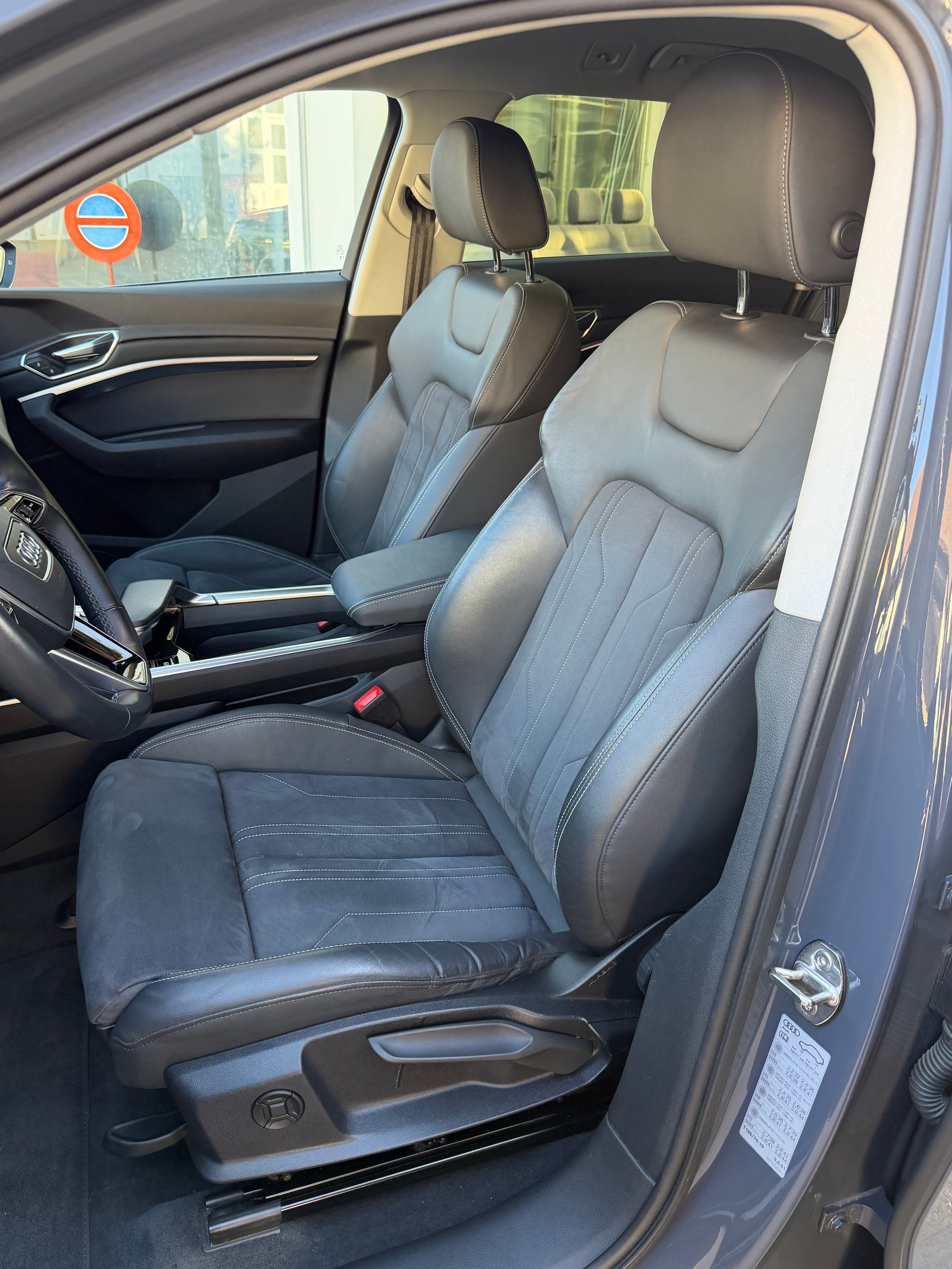 AUDI Q8 50 e-tron advanced quattro-image-8