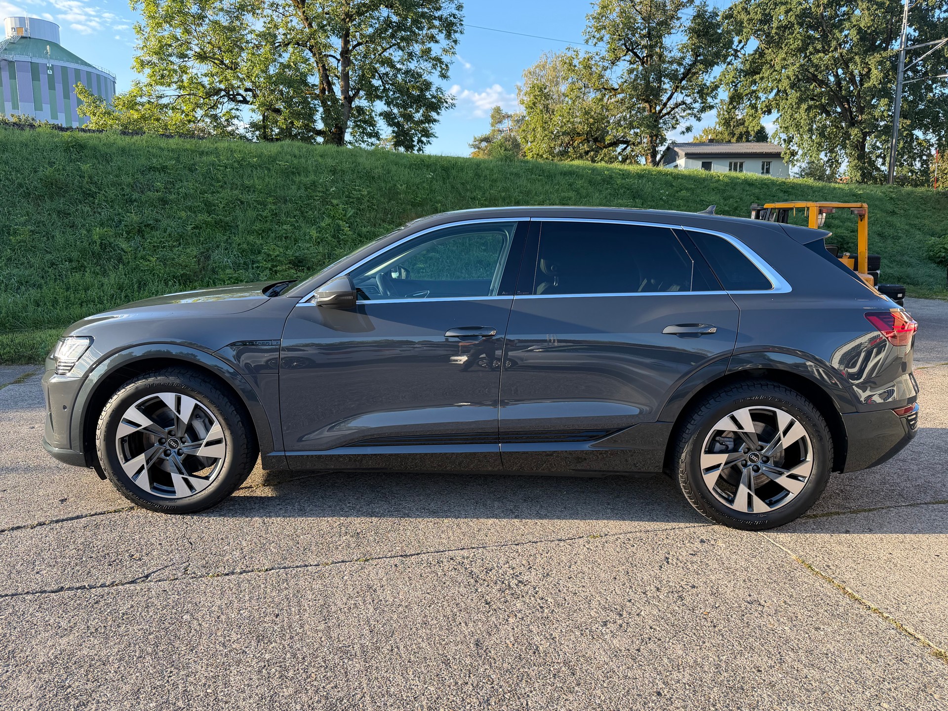 AUDI Q8 50 e-tron advanced quattro-image-1