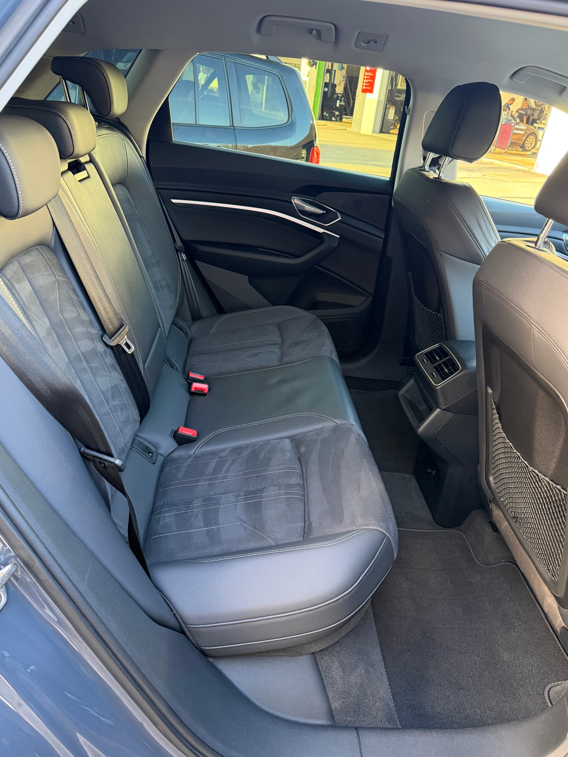 AUDI Q8 50 e-tron advanced quattro-image-13