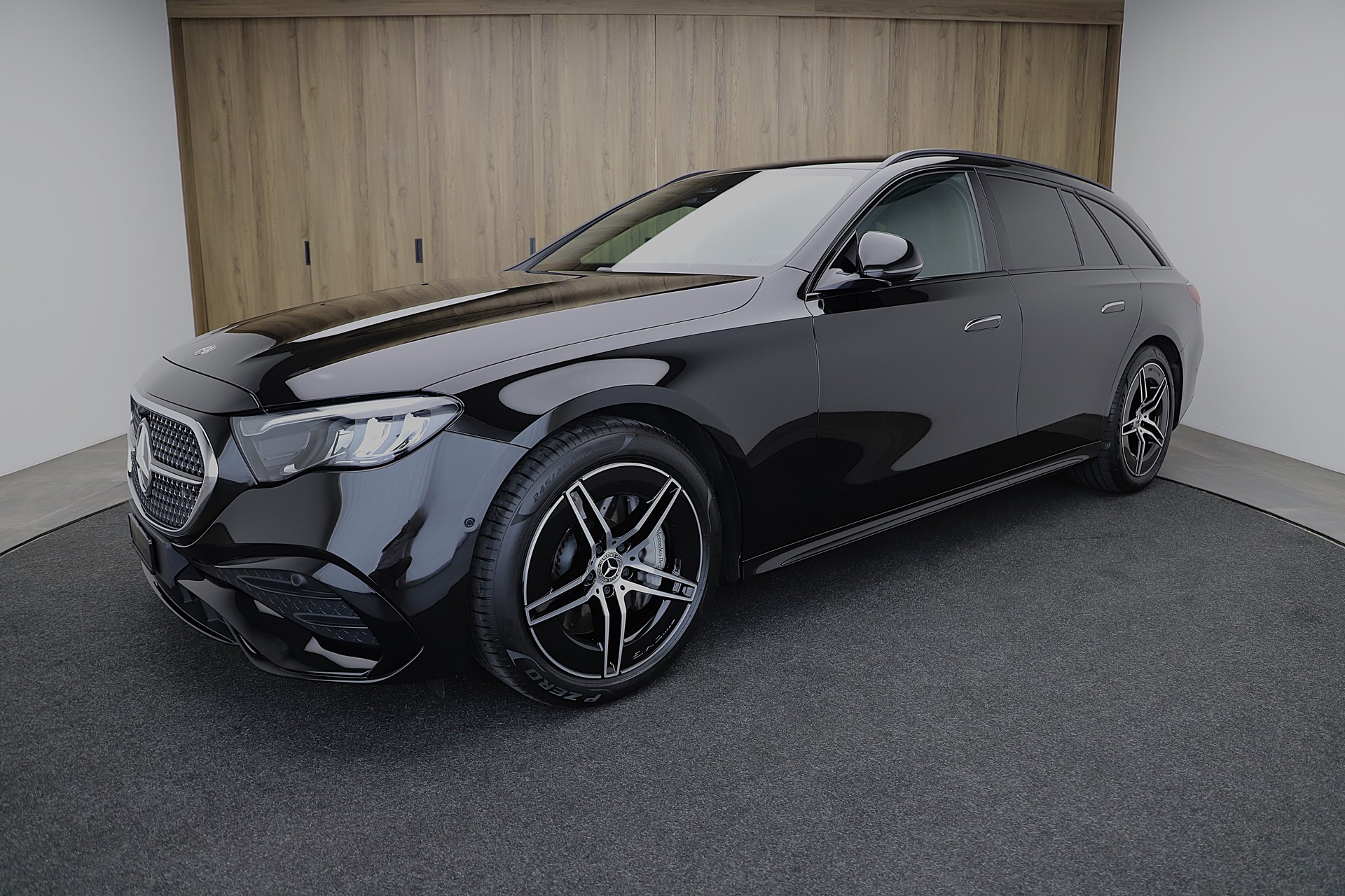 MERCEDES-BENZ E 220 d T 4Matic 9G-Tronic AMG Line Advance und Night Paket-image-0