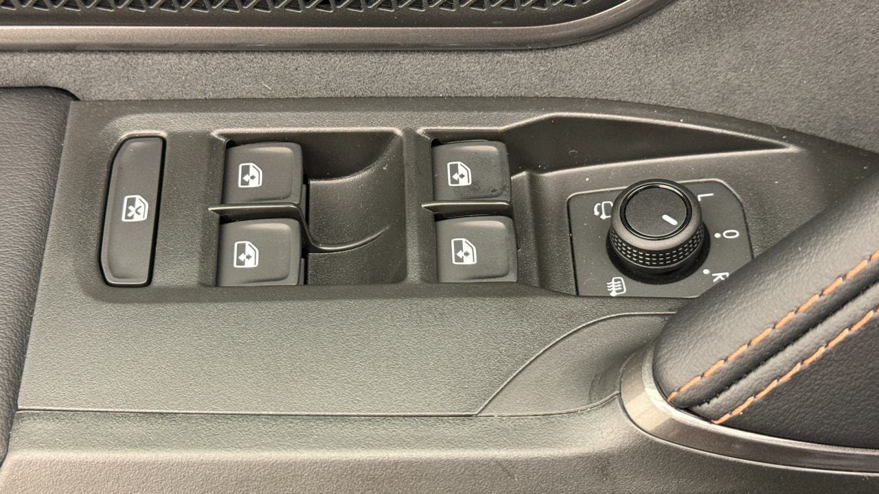 CUPRA LEON ST 2.0 TSI VZ Black Edition-image-8