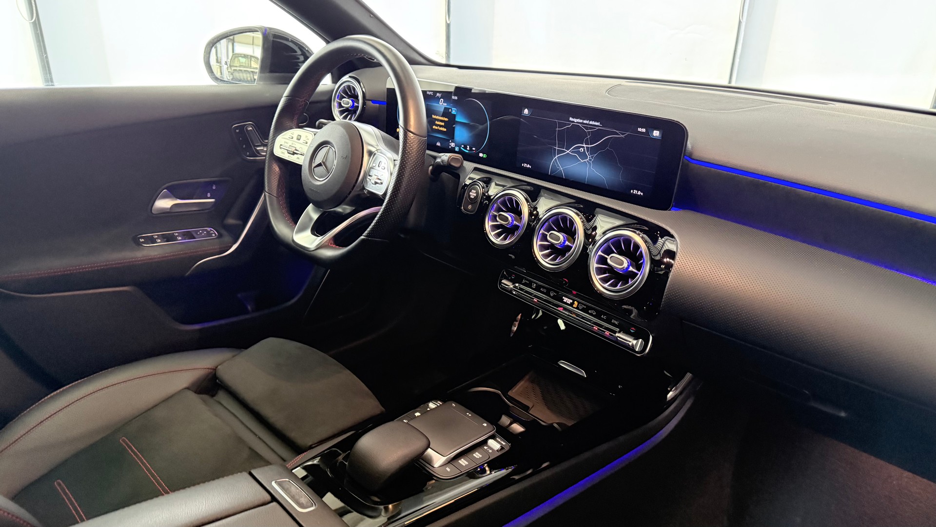 MERCEDES-BENZ A 250 AMG Line 4m-image-1