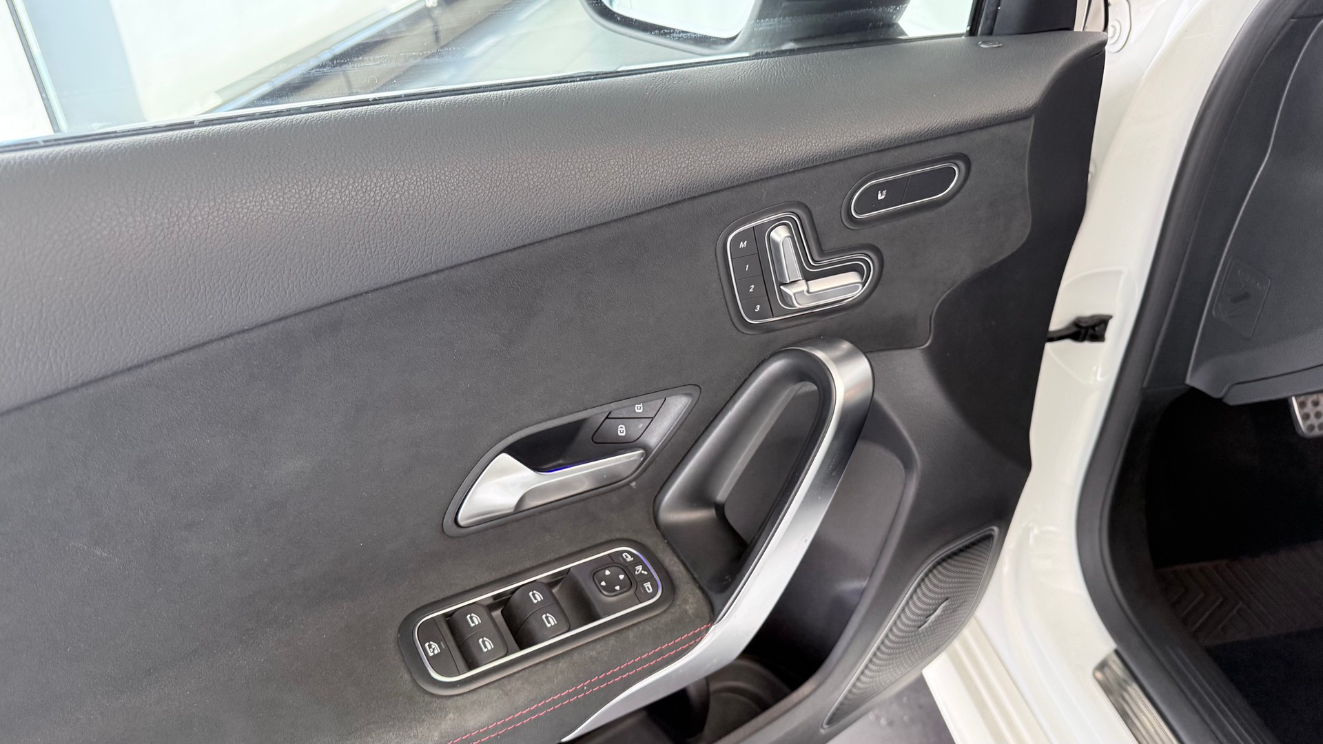 MERCEDES-BENZ A 250 AMG Line 4m-image-16