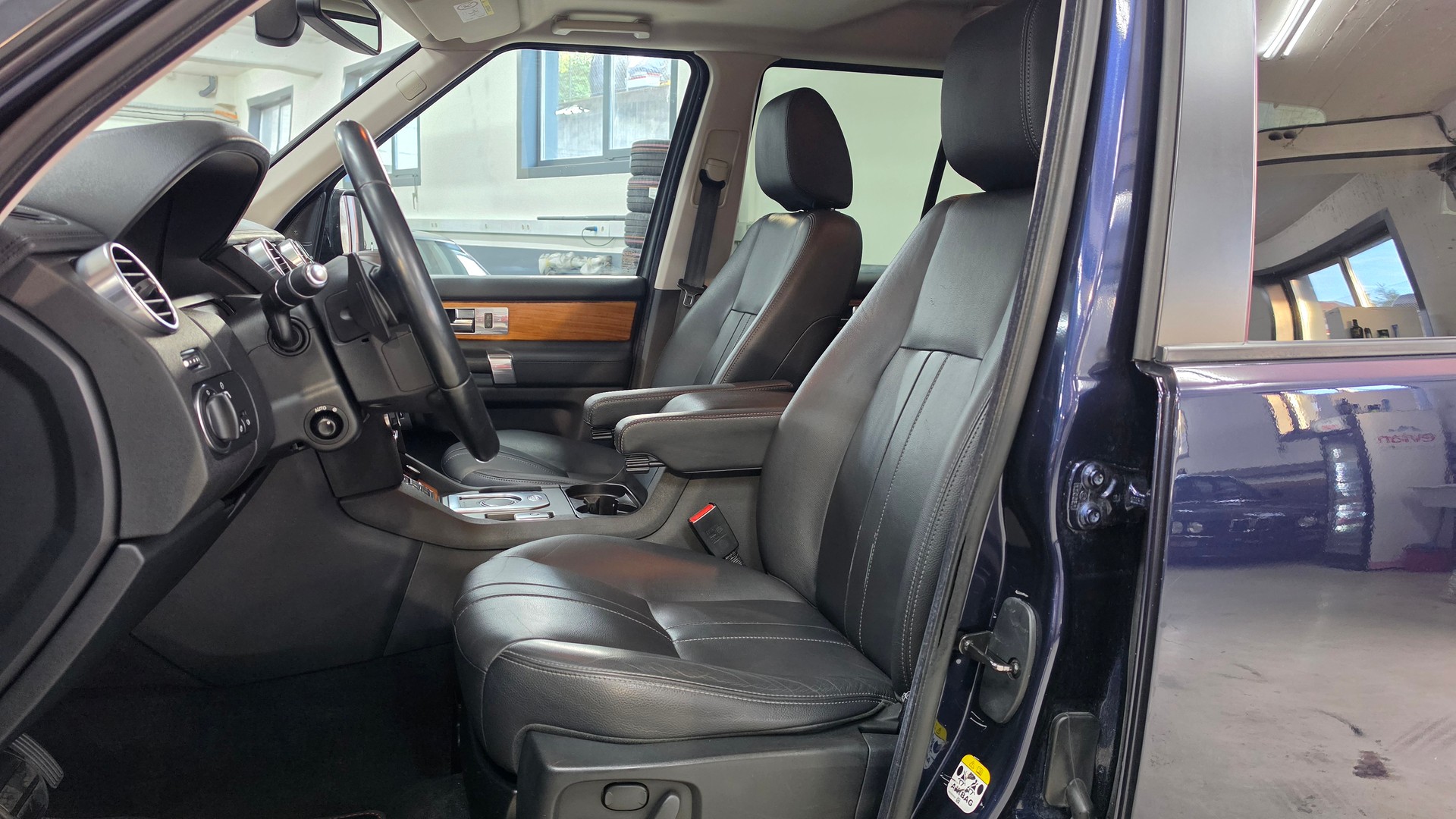 LAND ROVER Discovery 3.0 SDV6 HSE Automatic-image-22